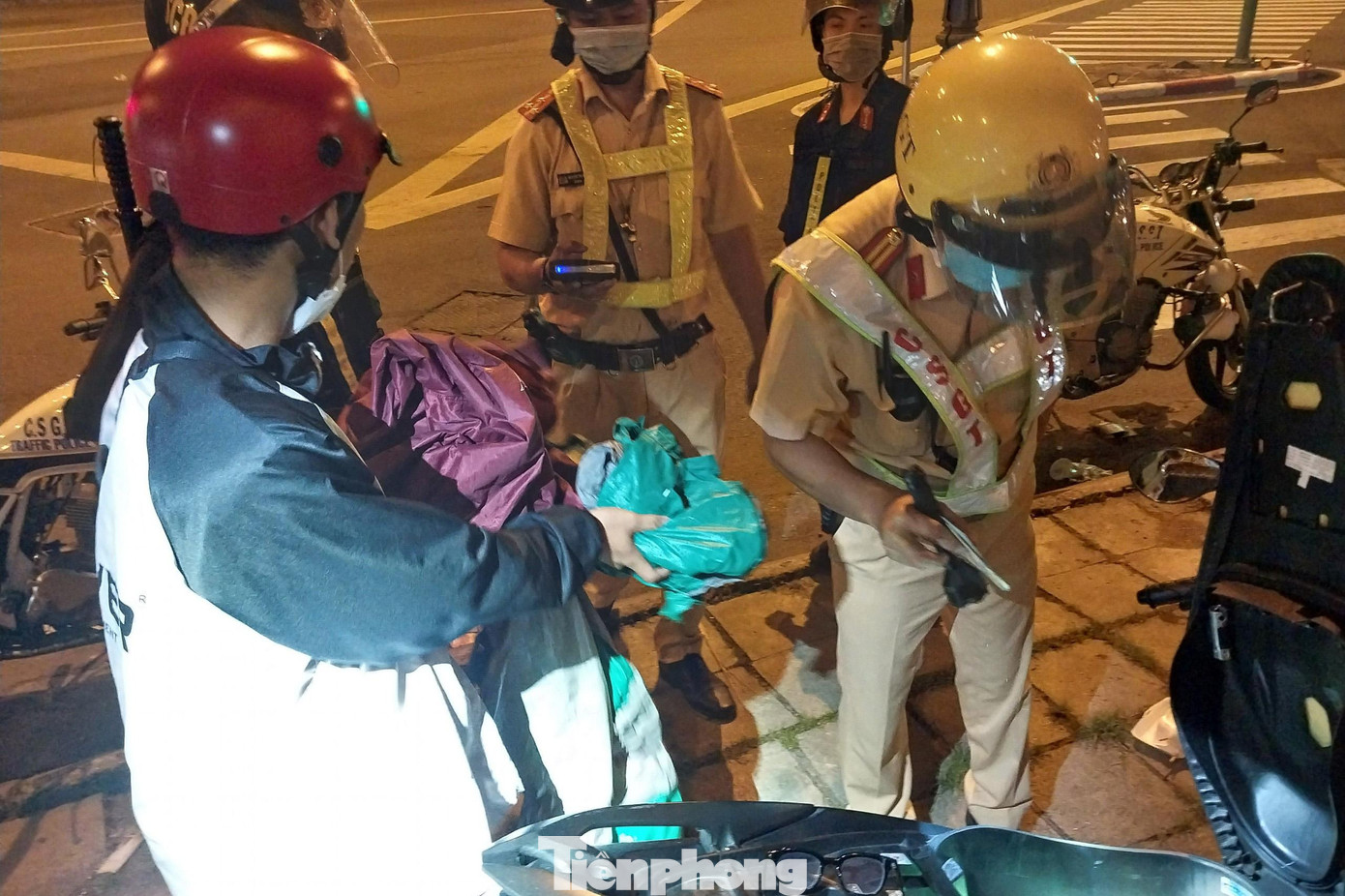 Trong buổi kiểm tra, ngoài việc tuần tra vi phạm nồng độ cồn đối với tài xế thì bên cạnh đó tổ công tác còn tiến hành kiểm tra hành chính ngẫu nhiên nhiều trường hợp sau 22h nhằm đảm bảo an ninh trật tự.