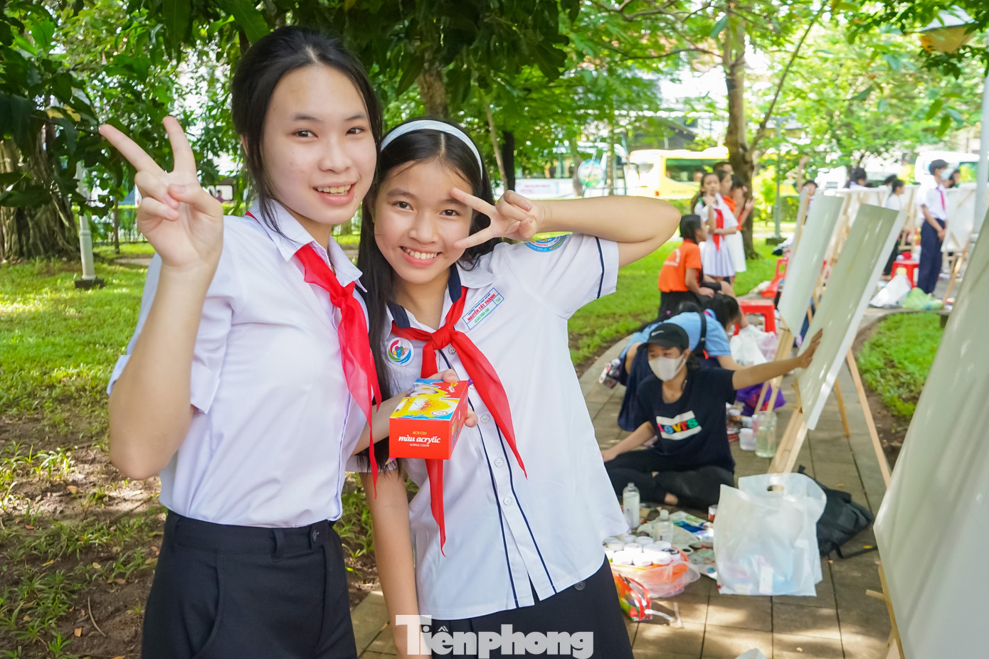 “Hôm nay chúng em rất vui và vinh dự khi được các anh chị phụ trách Đội của tỉnh đoàn tin tưởng đưa vào TPHCM tham gia thi vẽ tranh cùng các bạn. Trước khi vào thi, chúng em không mang theo cọ nhưng nhờ các bạn của đội thi khác đã chia sẻ và giúp đỡ, cho mượn cọ vẽ nên chúng em mới có thể tham gia tranh tài tại cuộc thi” - em Hoàng Minh Ánh (đến từ Đắk Nông) chia sẻ.