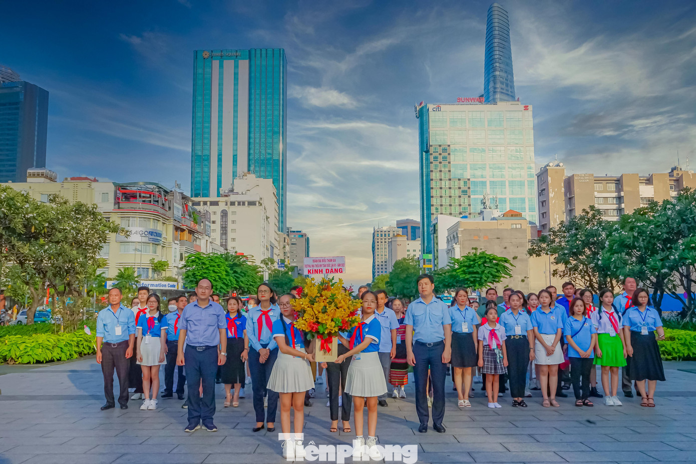 Trước đó, khi chương trình lễ khai mạc Festival Nhà Thiếu nhi toàn quốc sắp diễn ra, các đại diện của 52 Cung, Nhà Thiếu nhi, các Trung tâm hoạt động Thanh thiếu nhi trên toàn quốc cùng với các đại biểu tham dự đã đến dâng hoa tại tượng đài Chủ tịch Hồ Chí Minh ở phố đi bộ Nguyễn Huệ.