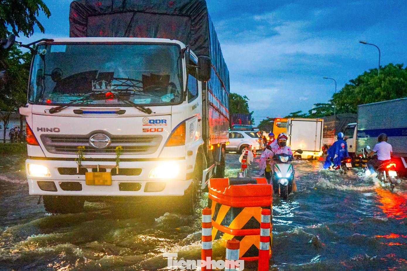 Chiều tối ngày 4/5, một cơn mưa to bất ngờ đổ xuống khiến tuyến đường Hồ Học Lãm, đoạn từ ngã tư An Lạc đến ngã tư Võ Văn Kiệt - Hồ Học Lãm (quận Bình Tân) bị ngập nước.