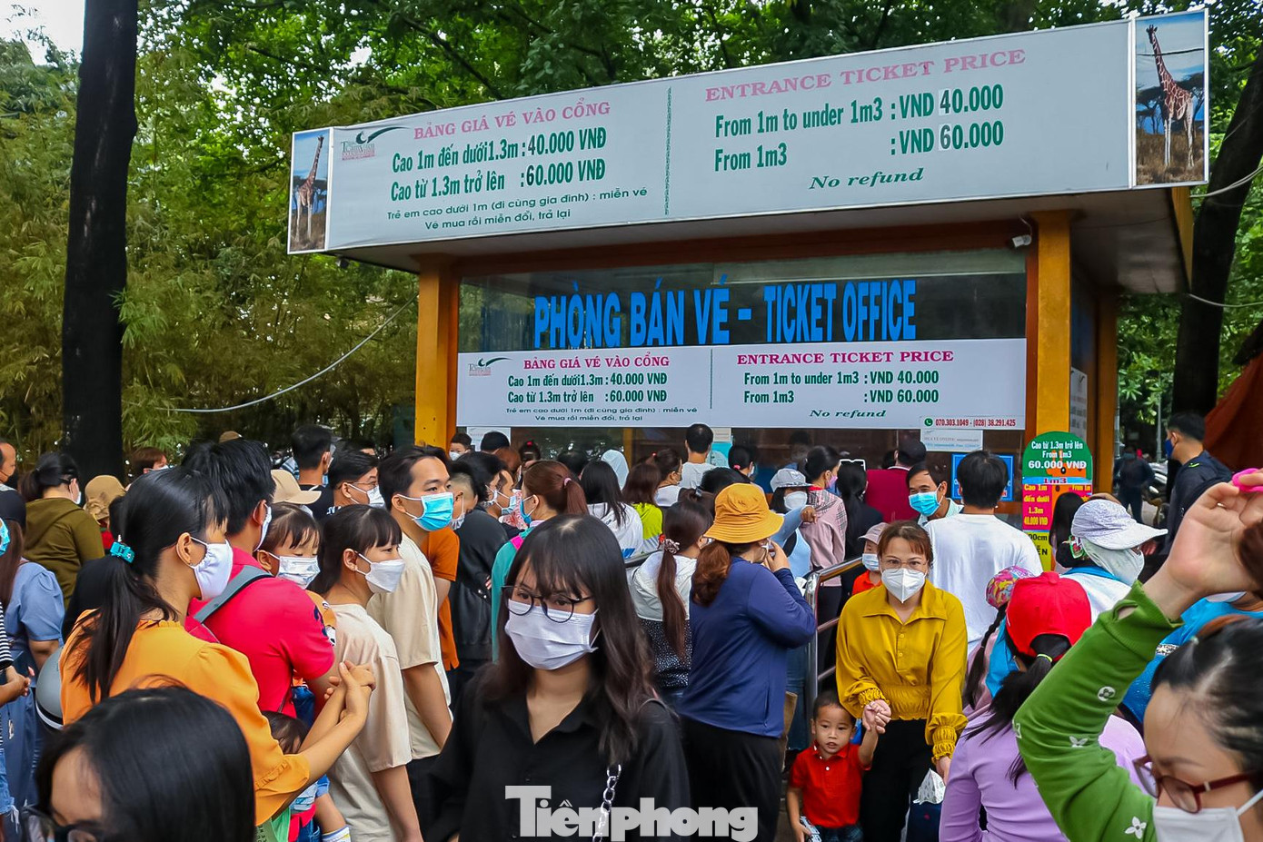 Tương tự, bên trong khu vực quầy vé và các bãi giữ xe, khách tham quan đứng xếp hàng chờ mua vé và đưa xe vào bãi. Các nhân viên bán vé làm việc liên tục, không ngơi nghỉ.