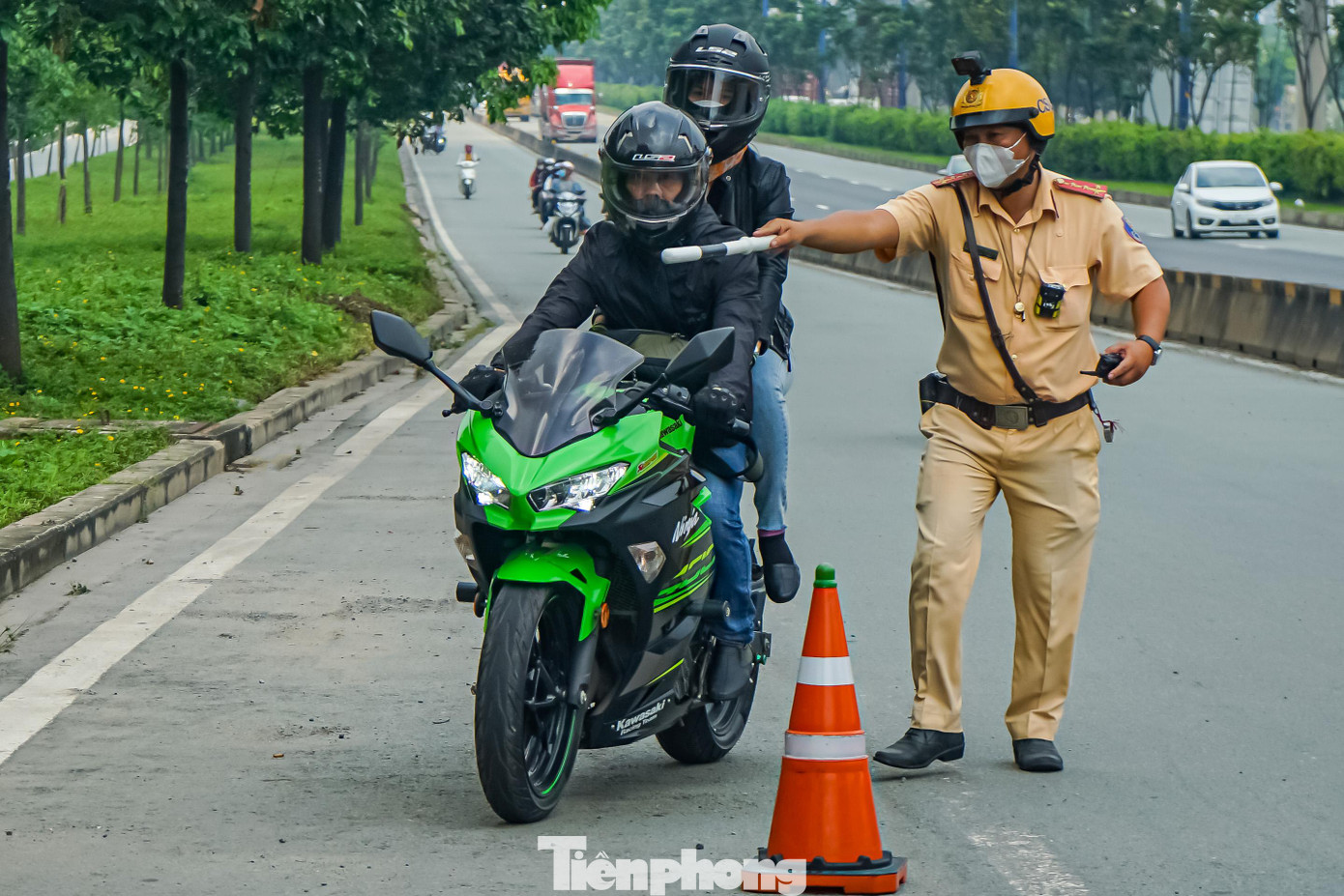 Lúc 10h40, khi tổ chuyên đề vừa lập chốt xong, thì bộ đàm của tổ kiểm tra tốc độ báo phát hiện anh N.T.S (ngụ Đồng Nai) chạy xe môtô chở theo vợ lưu thông từ cầu Rạch Chiếc về bến xe Miền Đông mới chạy quá tốc độ quy định nên đã tiến hành dừng phương tiện. Lúc 10h40, khi tổ chuyên đề vừa lập chốt xong, thì bộ đàm của tổ kiểm tra tốc độ báo phát hiện anh N.T.S (ngụ Đồng Nai) chạy xe môtô chở theo vợ lưu thông từ cầu Rạch Chiếc về bến xe Miền Đông mới chạy quá tốc độ quy định nên đã tiến hành dừng phương tiện.