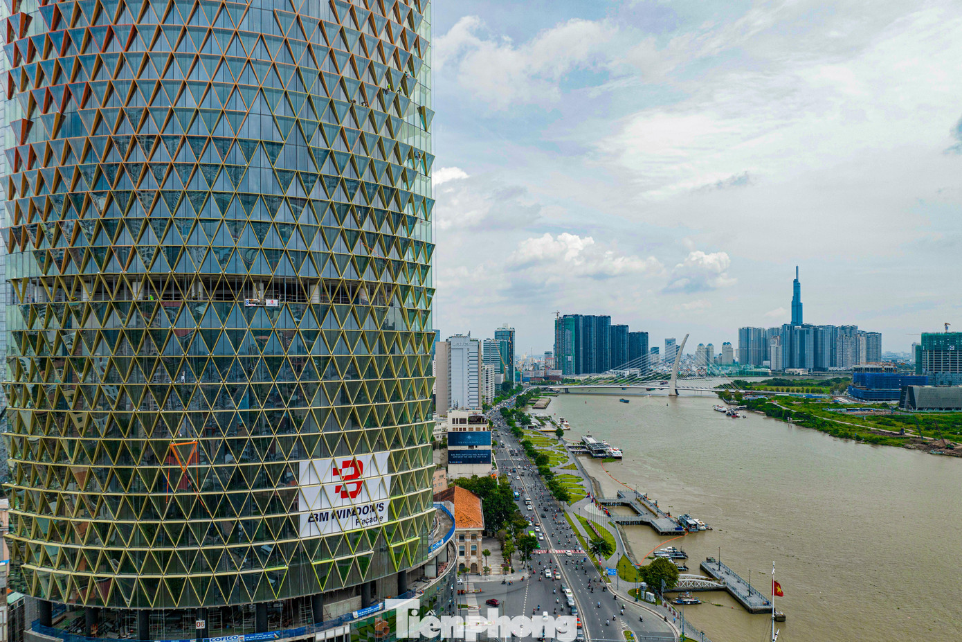 Nằm ở vị trí đắc địa ngay giữa trung tâm TPHCM, phía mặt tiền là hai giao lộ lớn Tôn Đức Thắng – Hàm Nghi (quận 1), có view nhìn ra sông Sài Gòn, dự án IFC One Saigon được kỳ vọng sẽ góp phần là bộ mặt cho thành phố.