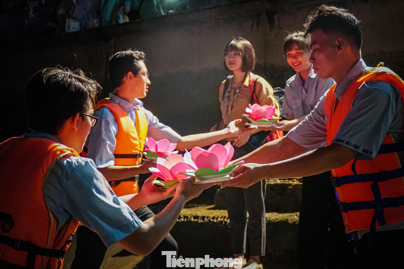 Để đảm bảo an toàn trong buổi lễ, khu vực bến nước trước chùa được bố trí 3 tình nguyện viên nhận và thả hoa đăng. Sau khi kết thúc buổi lễ, nhà chùa sẽ có bộ phận thu gom lại hoa đăng trên sông để bảo vệ môi trường.