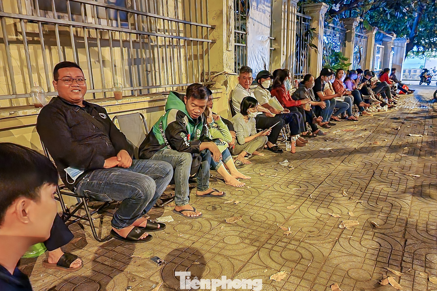 Theo ghi nhận của Tiền Phong, một số người kiên trì chờ qua đêm trước trụ sở Bảo hiểm xã hội huyện Hóc Môn. Có người còn mang theo nước uống, đồ ăn nhanh để lót dạ.