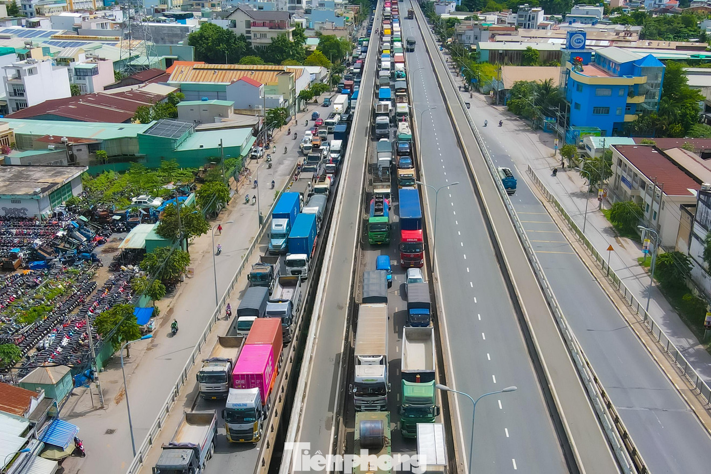 Ùn ứ cầu Phú Mỹ, đoàn xe container nhích từng mét ảnh 4