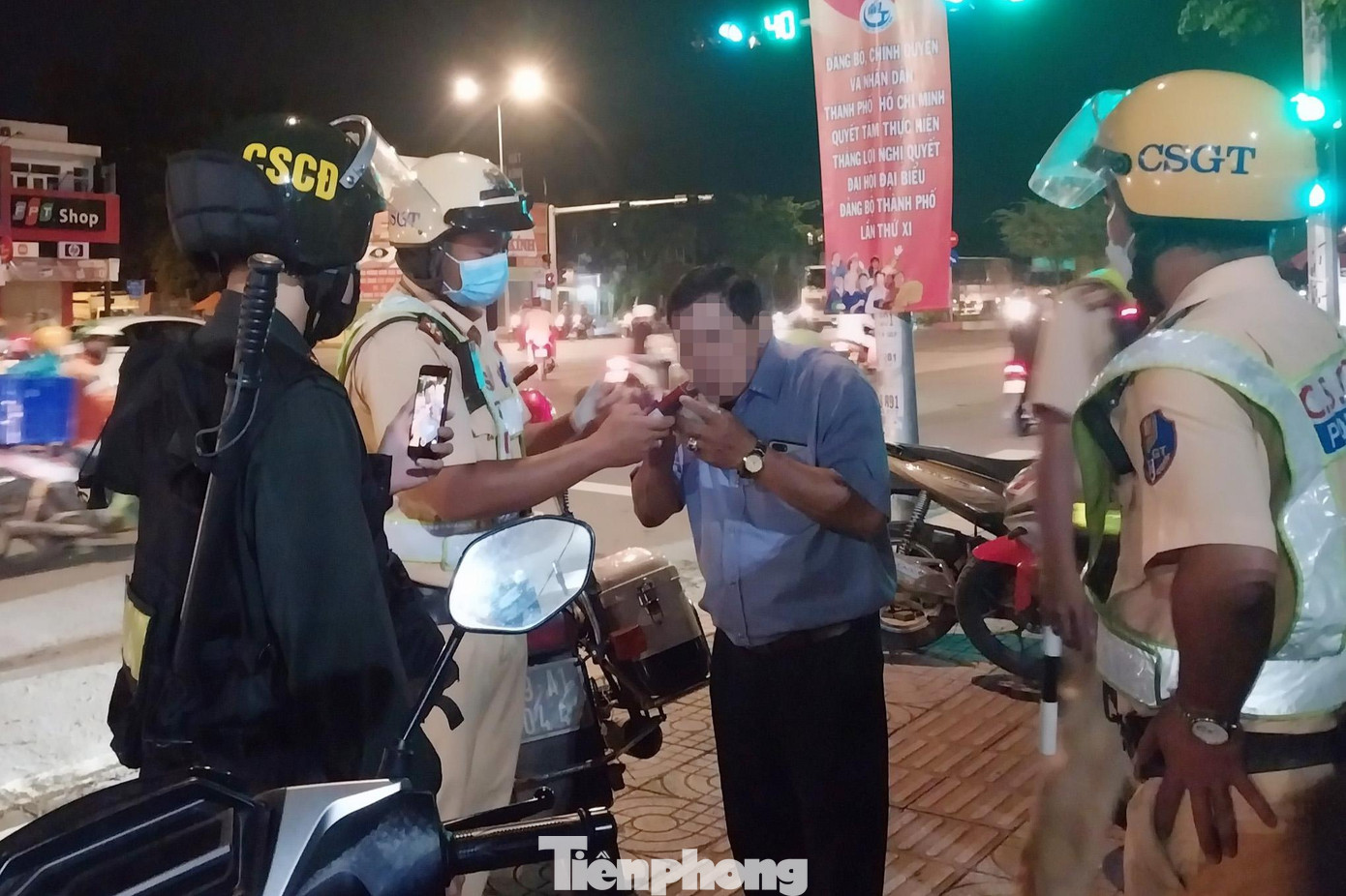 Sau khi rời trụ sở đội CSGT Phú Lâm chưa đầy 2 phút thì bộ đàm chỉ huy của tổ công tác vang lên yêu cầu quay về ngã tư Kinh Dương Vương - Hồ Học Lãm để hỗ trợ xử lý một trường hợp có dấu hiệu vi phạm nồng độ cồn. Sau khi rời trụ sở đội CSGT Phú Lâm chưa đầy 2 phút thì bộ đàm chỉ huy của tổ công tác vang lên yêu cầu quay về ngã tư Kinh Dương Vương - Hồ Học Lãm để hỗ trợ xử lý một trường hợp có dấu hiệu vi phạm nồng độ cồn.