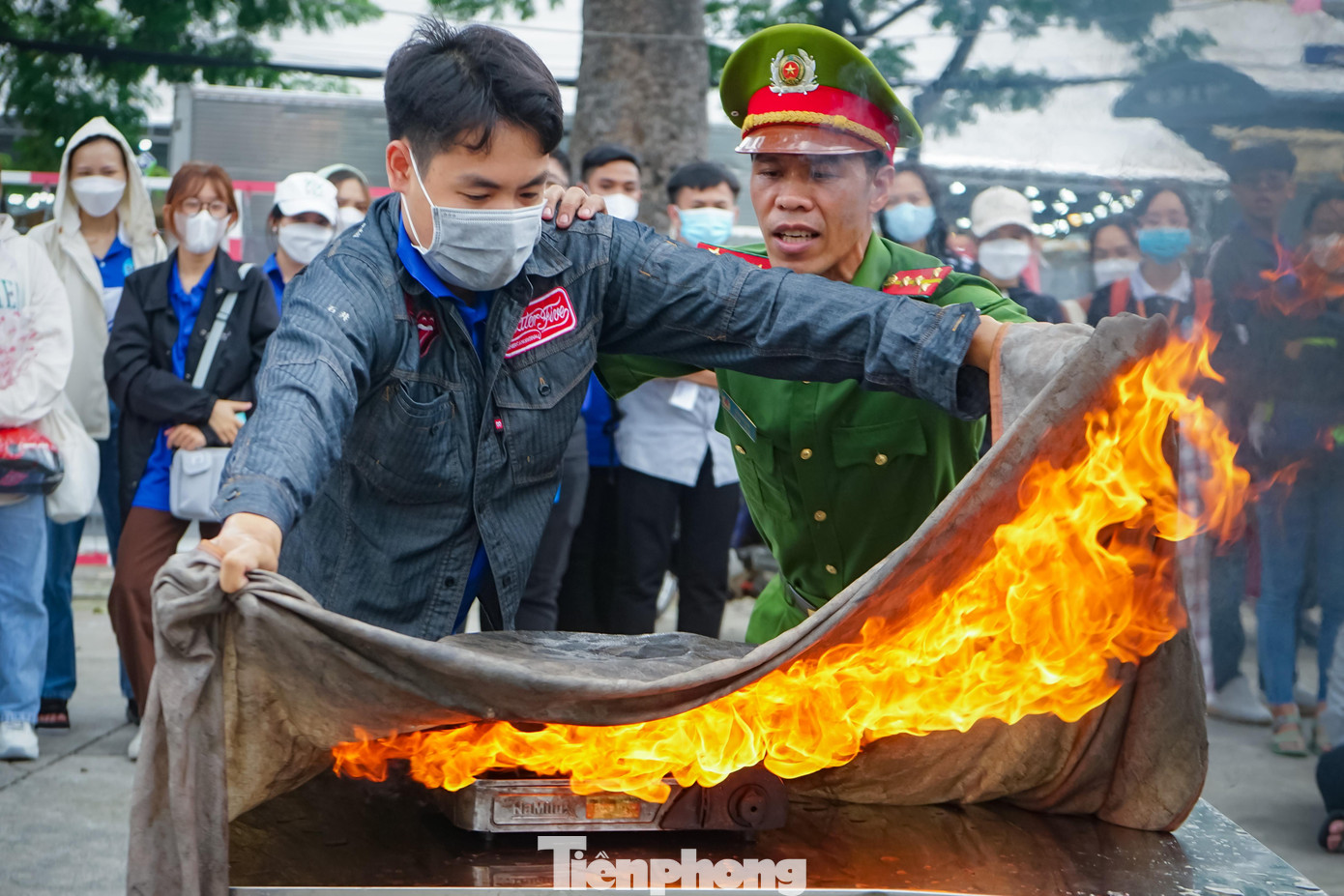 Các cán bộ chiến sĩ PCCC Công an quận 3 tập huấn kỹ năng xử lí tình huống cháy bếp ga
