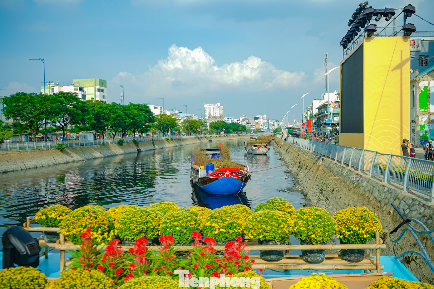 Năm nay, Chợ hoa xuân “Trên bến dưới thuyền 2023” có quy mô lớn hơn mọi năm với gần 100 ghe thuyền của các thương lái miền Tây chủ yếu từ các tỉnh như Bến Tre, Trà Vinh, Bạc Liêu... chở hoa lên TPHCM.