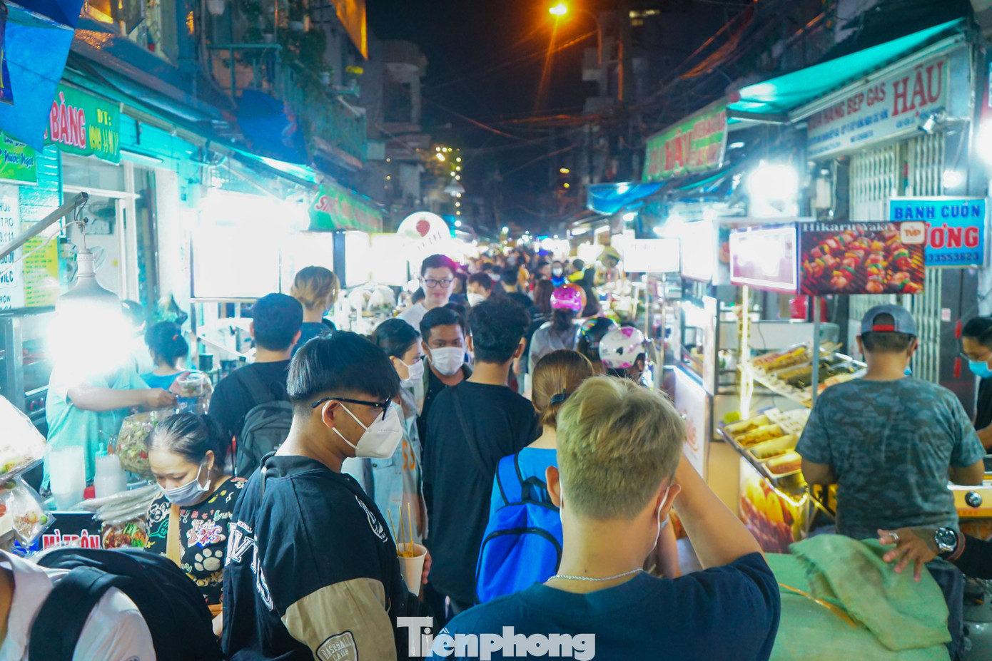 Ghi nhận tại Chợ ẩm thực Hồ Thị Kỷ (quận 10) vào lúc 18h tối cùng ngày, hàng nghìn bạn trẻ rủ nhau đến tham quan và ăn uống.