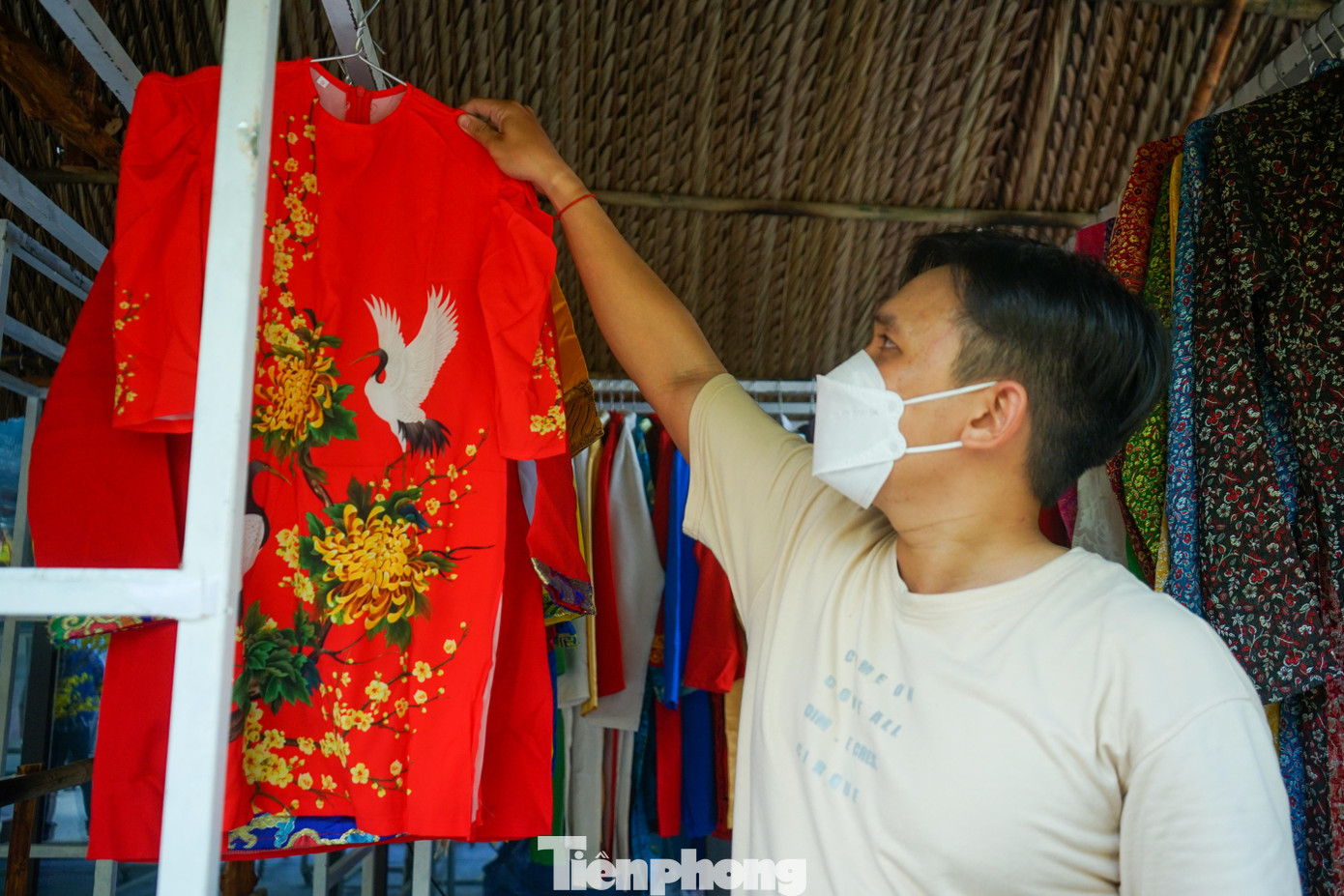 Những sạp cho thuê áo dài để phục vụ cho du khách chụp ảnh tại "phố ông đồ"