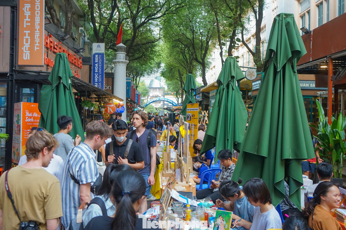 Chiều 29/2, Đường sách TPHCM đã đón hàng nghìn lượt độc giả và du khách quốc tế đến tham quan mua sắm sau khi sự kiện khai mạc phiên chợ “Khuyến đọc” diễn ra. Chiều 29/2, Đường sách TPHCM đã đón hàng nghìn lượt độc giả và du khách quốc tế đến tham quan mua sắm sau khi sự kiện khai mạc phiên chợ “Khuyến đọc” diễn ra.