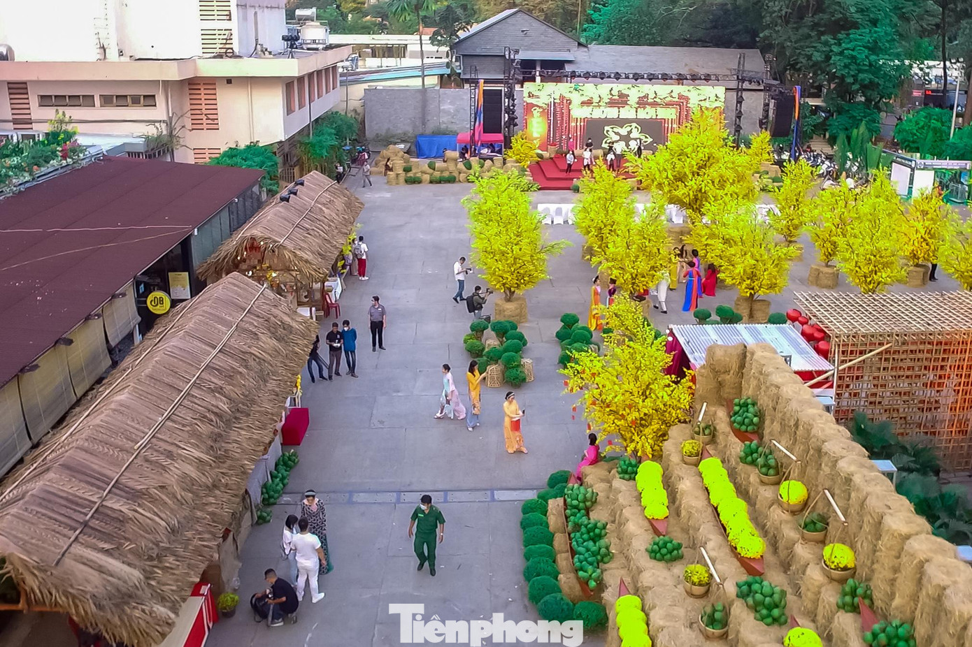 Ngoài các quầy hàng thư pháp và các tiểu cảnh, ban tổ chức còn dựng thêm các quầy hàng làng nghề truyền thống. Để phục vụ cho các chương trình văn hoá nghệ thuật, khu vực sân khấu được bố trí ở phía chính diện thay vì ở hai bên góc như năm ngoái.