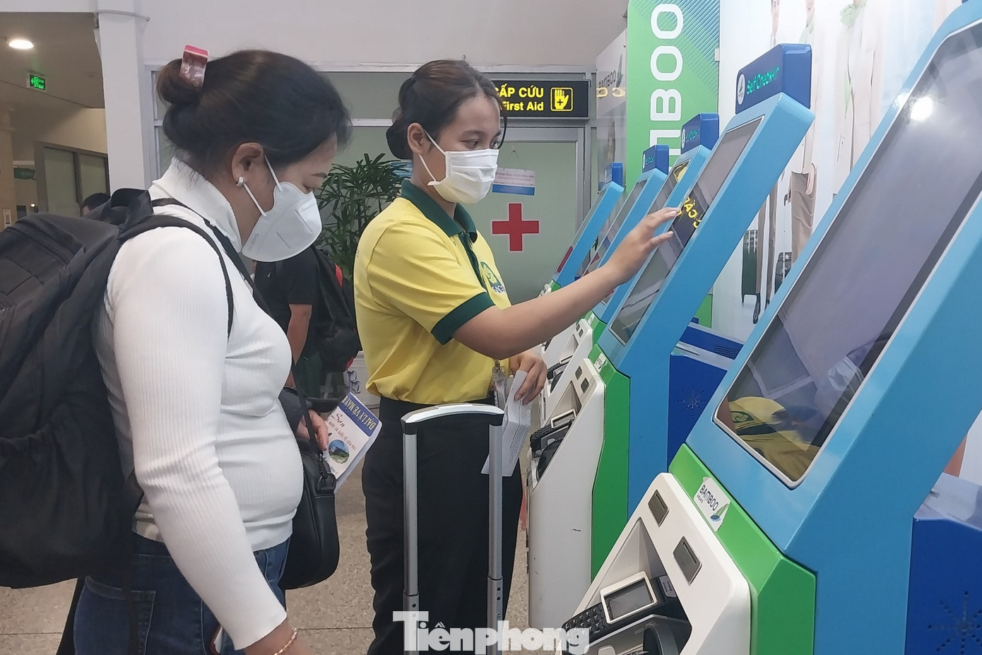 "Bây giờ thời buổi công nghệ hiện đại nên tôi chỉ cần dùng smartphone làm thủ tục tại nhà hoặc ra các máy check-in tự động làm thủ tục rất nhanh chóng mà không cần xếp hàng", một hành khách cho biết.