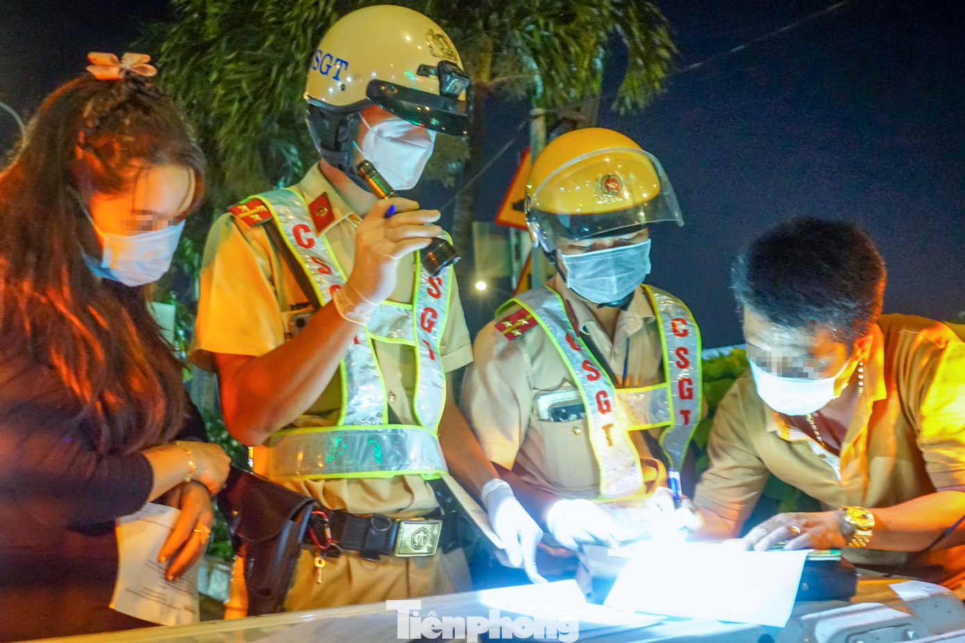 Ông P cùng vợ chấp hành cho tổ công tác lập biên bản Ông P cùng vợ chấp hành cho tổ công tác lập biên bản