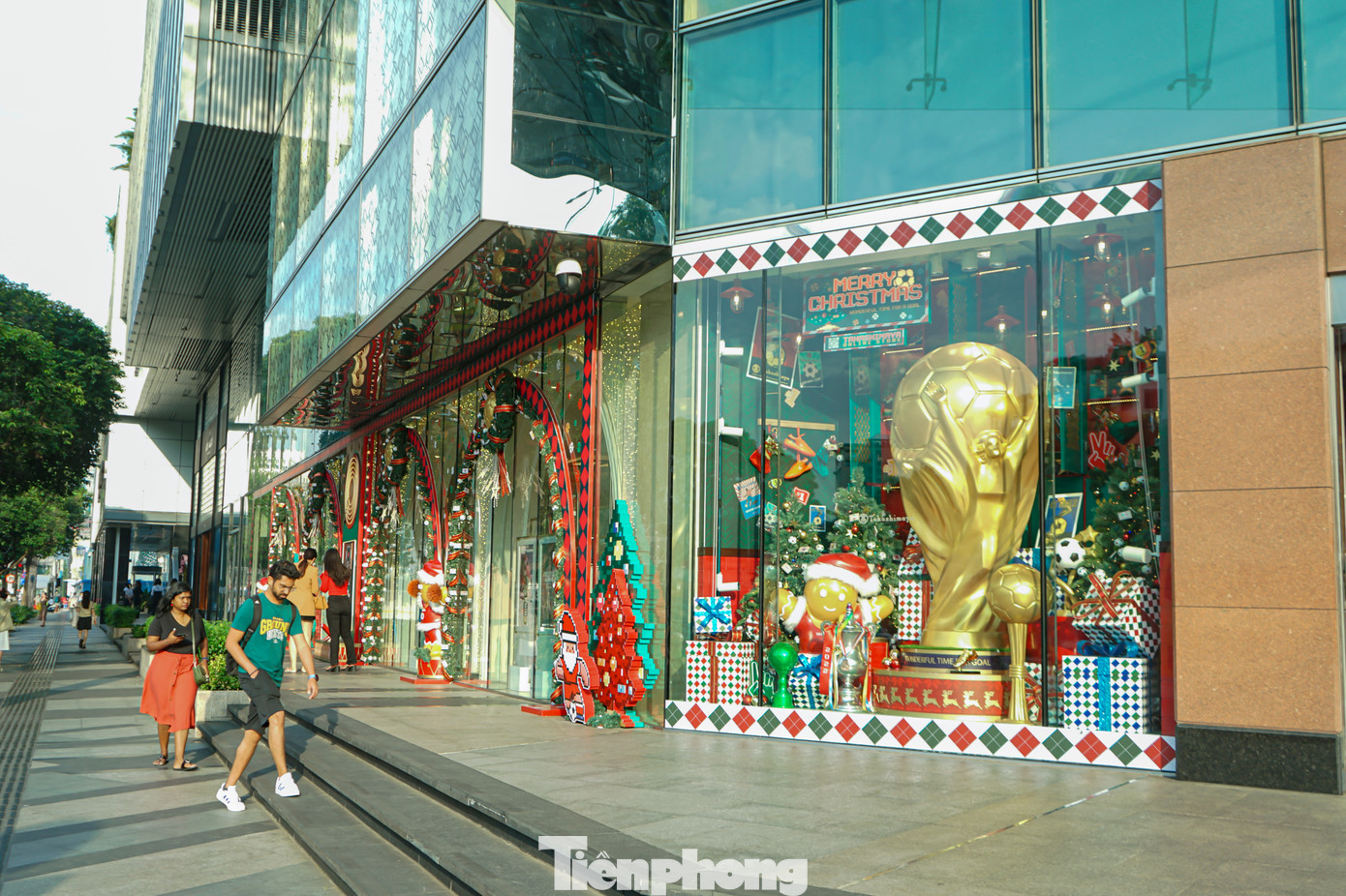 Năm nay, Giải vô địch bóng đá thế giới (World Cup 2022 ) là sự kiện được hàng triệu người hâm mộ quan tâm nên tại trung tâm thương mại này, hầu hết các tiểu cảnh trang trí giáng sinh đều có dấu ấn của sự kiện thể thao hấp dẫn này.