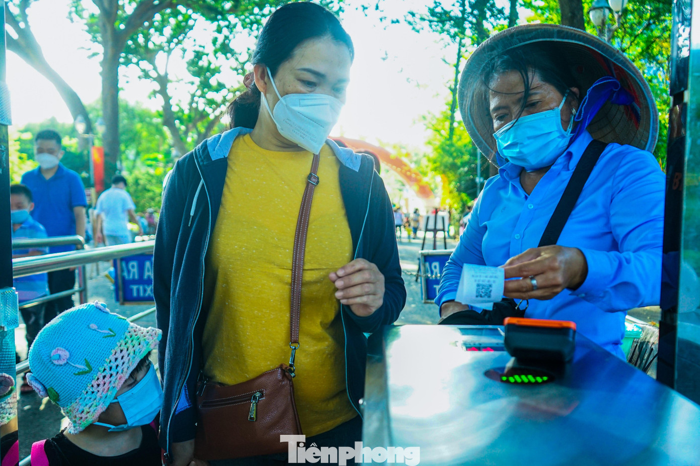 Theo một nhân viên soát vé vào cổng cho biết, giá vé tham quan Thảo Cầm viên trong dịp lễ năm nay không tăng. Giá vé 40.000 đồng áp dụng cho khách cao từ 1m đến dưới 1,3m. Và 60.000 đồng cho khách cao từ 1.3m trở lên (không bao gồm các trò chơi trong khu giải trí).