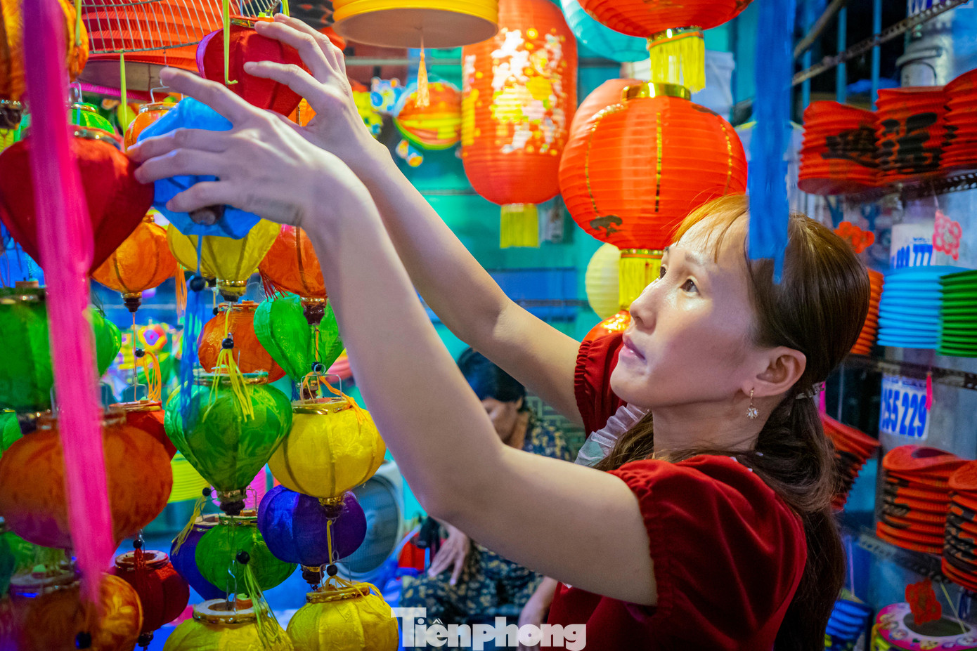 Theo chị Lê Khánh Dung - chủ cơ sở kinh doanh lồng đèn tại đây cho biết: “Năm nay nhộn nhịp hơn các năm về trước làm cho nhiều hộ kinh doanh ai cũng rất ấm lòng khi có nhiều khách nước ngoài đến tham quan”.