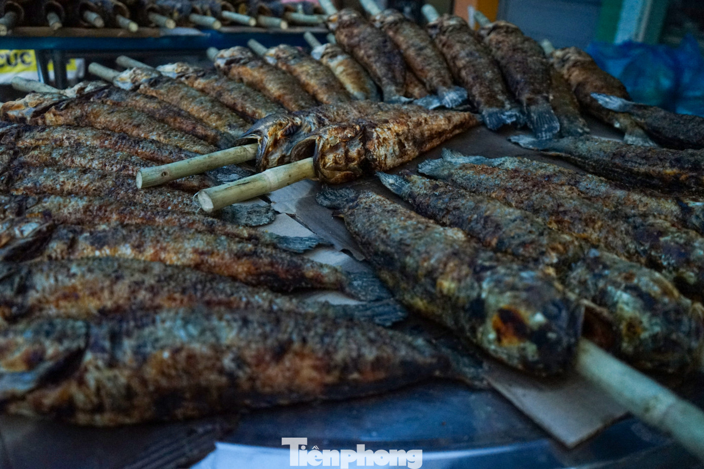 Theo nhiều tiểu thương, giá cá lóc nướng năm nay cao hơn năm trước vì giá cá nhập vào từ các thương lái tăng. Giá cá lóc nướng năm nay giao động từ 220 nghìn đồng đến 300 nghìn đồng/con tùy vào trọng lượng cá.