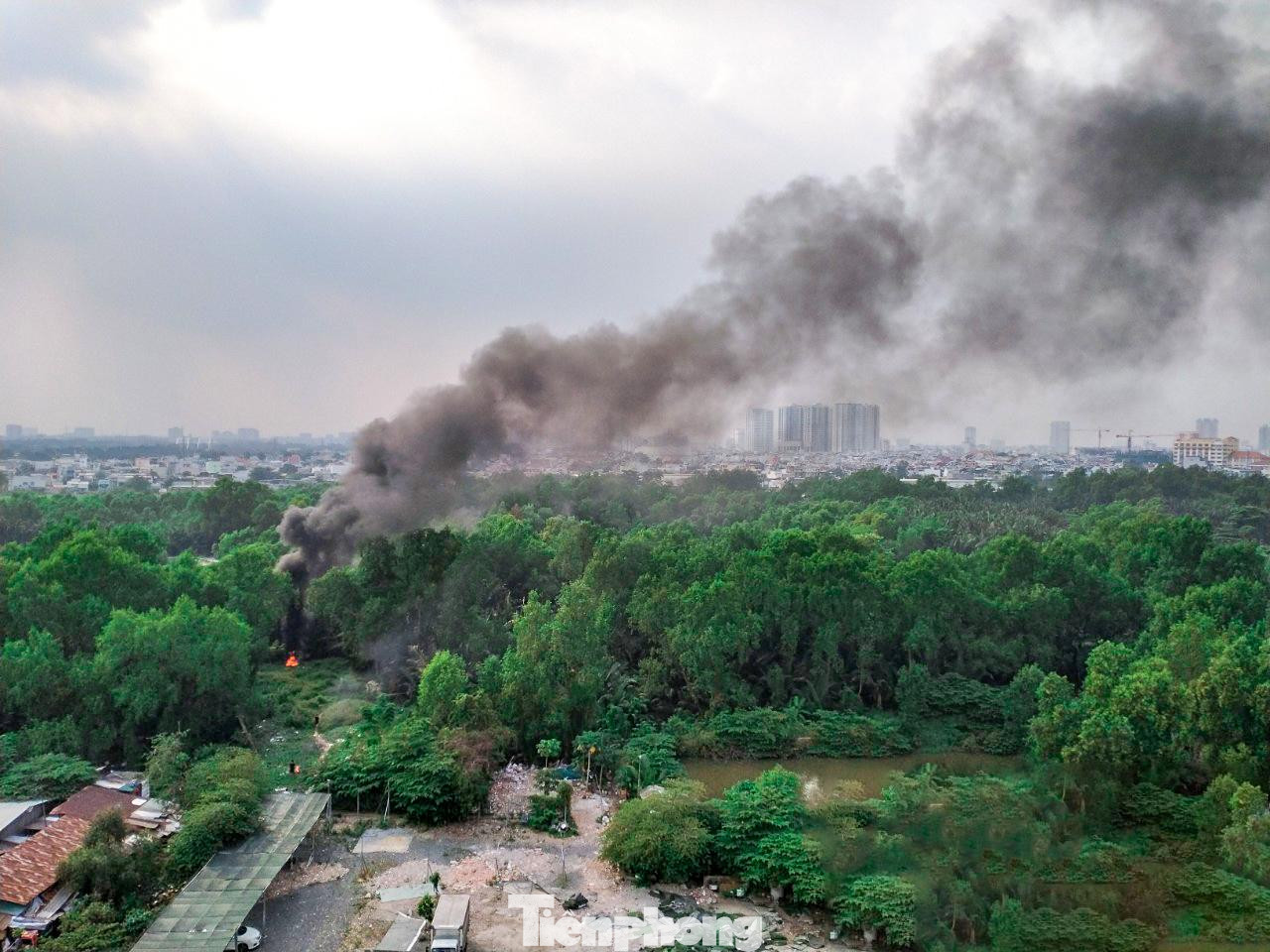 Cột khói đen cao hàng chục mét xuất phát từ việc đốt rác tại các bãi đất trống