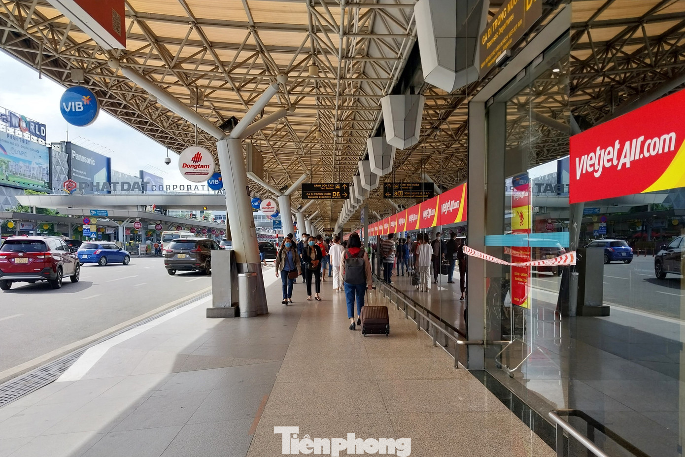 Theo ghi nhận của Tiền Phong tại khu vực sảnh ga quốc nội sân bay Tân Sơn Nhất (TPHCM), mặc dù đã 12h trưa nhưng hành khách di chuyển khá thông thoáng.