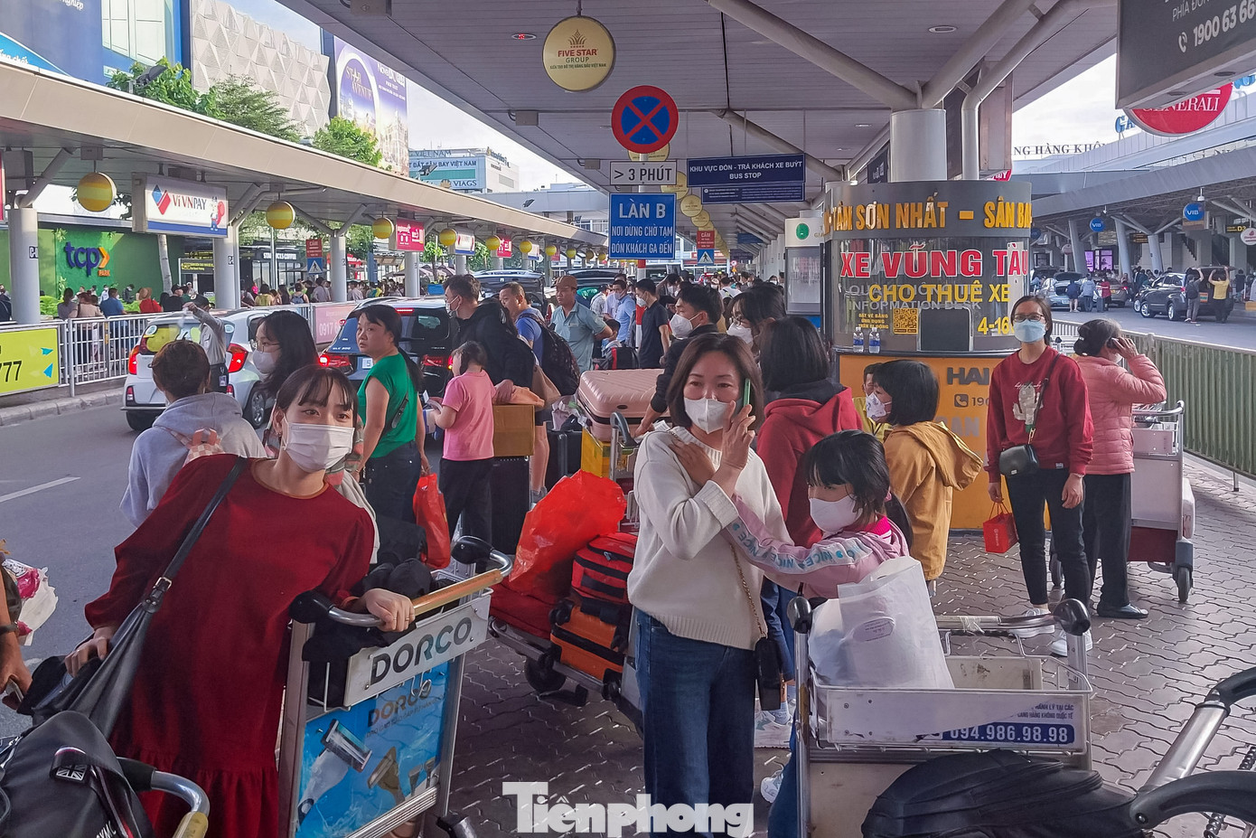 Tại khu vực đón khách của các hãng taxi, xe công nghệ tại sân bay, các hãng xe phải liên tục huy động thêm xe mới đáp ứng đủ nhu cầu của hành khách. Tại khu vực đón khách của các hãng taxi, xe công nghệ tại sân bay, các hãng xe phải liên tục huy động thêm xe mới đáp ứng đủ nhu cầu của hành khách.