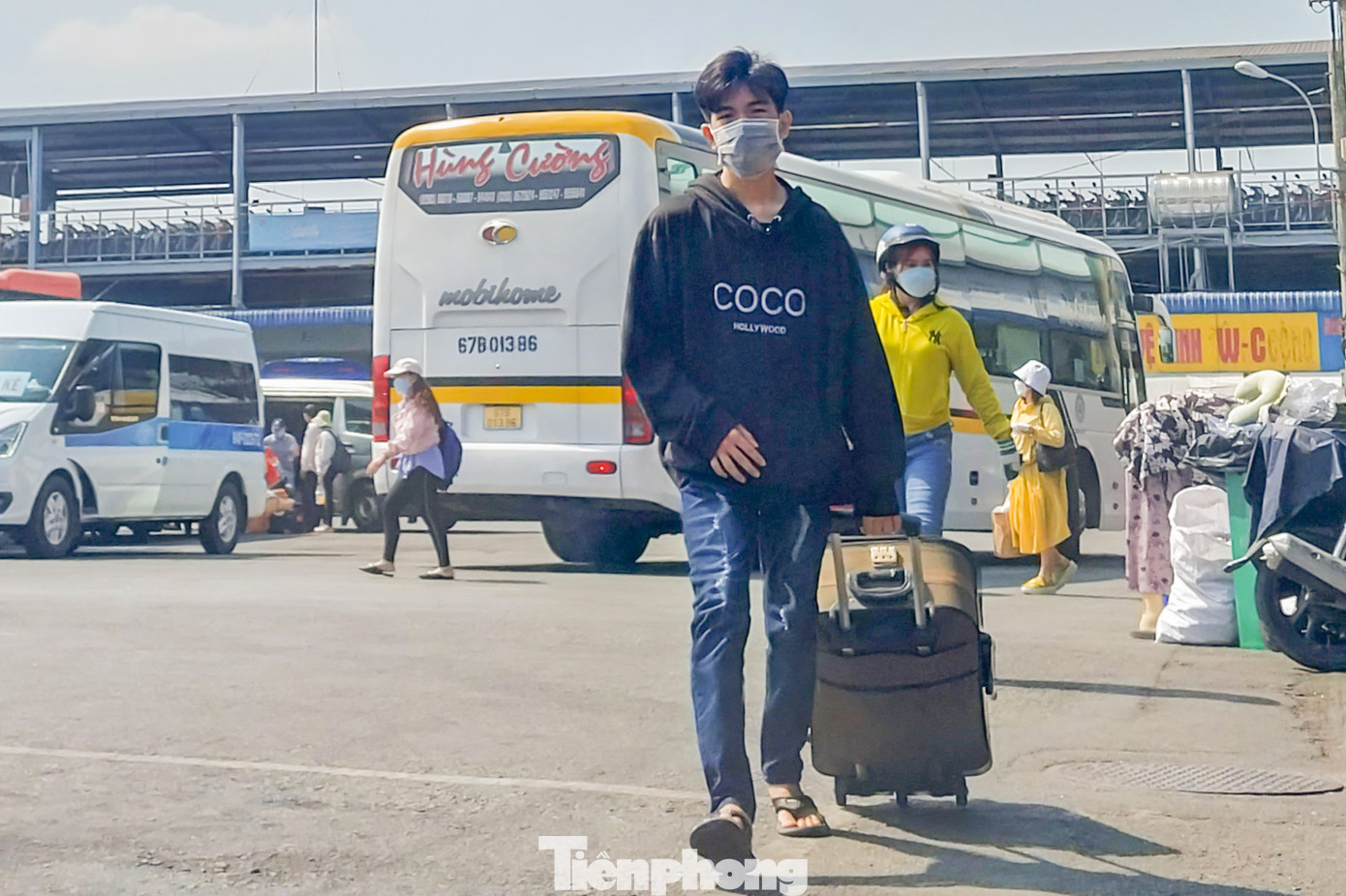 Cũng có cùng tâm trạng với chị Lan, anh Lê Phương (tạm trú tại huyện Bình Chánh) chia sẻ: "Tết này tôi dự định không về vì công ty cho nghỉ muộn, một phần vé xe Tết cũng khó mua và đắt. Thấy bố mẹ buồn vì con không về, tôi đã thay đổi quyết định vào giờ chót dù biết là qua giao thừa xe mới về đến quê".