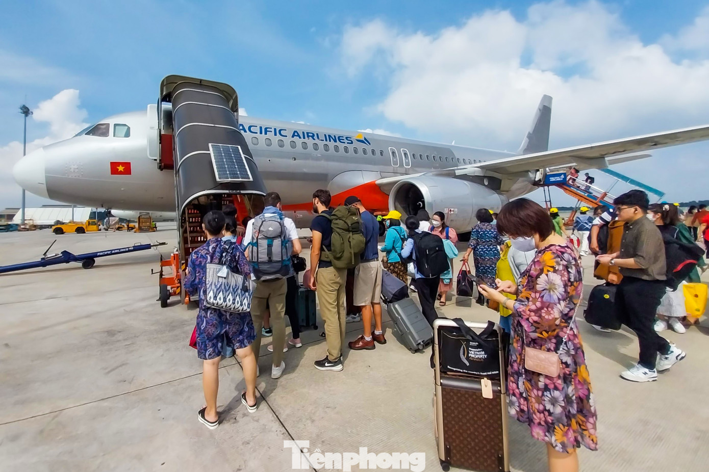 Ghi nhận trong sáng nay, hầu hết các chuyến bay quốc nội đều kín chỗ, vì thế khi đến giờ ra cổng khởi hành nhiều hành khách phải nối đuôi nhau xếp hàng chờ xe bus chở ra tàu bay.