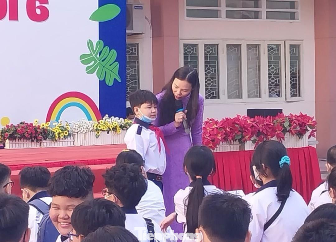 Theo cô Trần Thúy An - Hiệu trưởng Trường THCS Minh Đức cho biết: "Để tạo không khí vui tươi cho học sinh lớp 6 lần đầu đến trường, chúng tôi đã cho các thầy cô đón học sinh ngoài cổng, các em học sinh sẽ được dẫn vào sân trường để sinh hoạt tập thể. Sau đó các em mới theo giáo viên chủ nhiệm lên lớp để làm quen,…