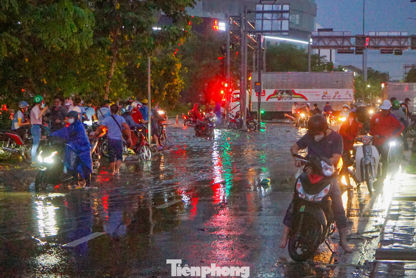 Ghi nhận trong hơn 1 giờ đồng hồ, phóng viên Tiền Phong chứng kiến có rất nhiều người nối đuôi nhau dẫn bộ phương tiện qua khỏi điểm bị ngập nước.