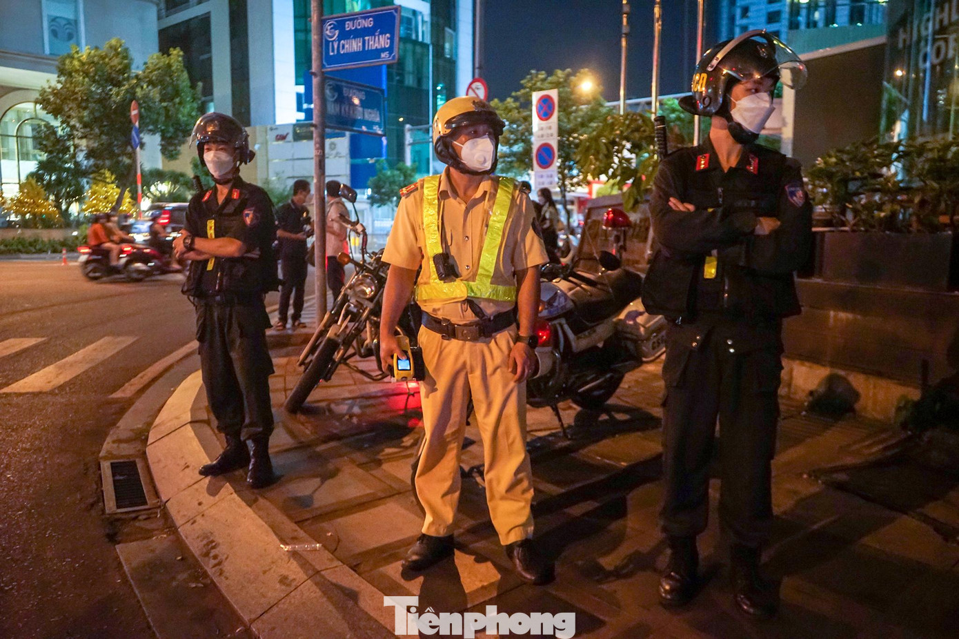 Tối 21/1, đội CSGT Bàn Cờ, thuộc Phòng CSGT đường bộ - đường sắt (PC08), Công an TPHCM cùng với lực lượng CSCĐ tổ chức lập chốt kiểm tra nồng độ cồn người tham gia giao thông trên địa bàn