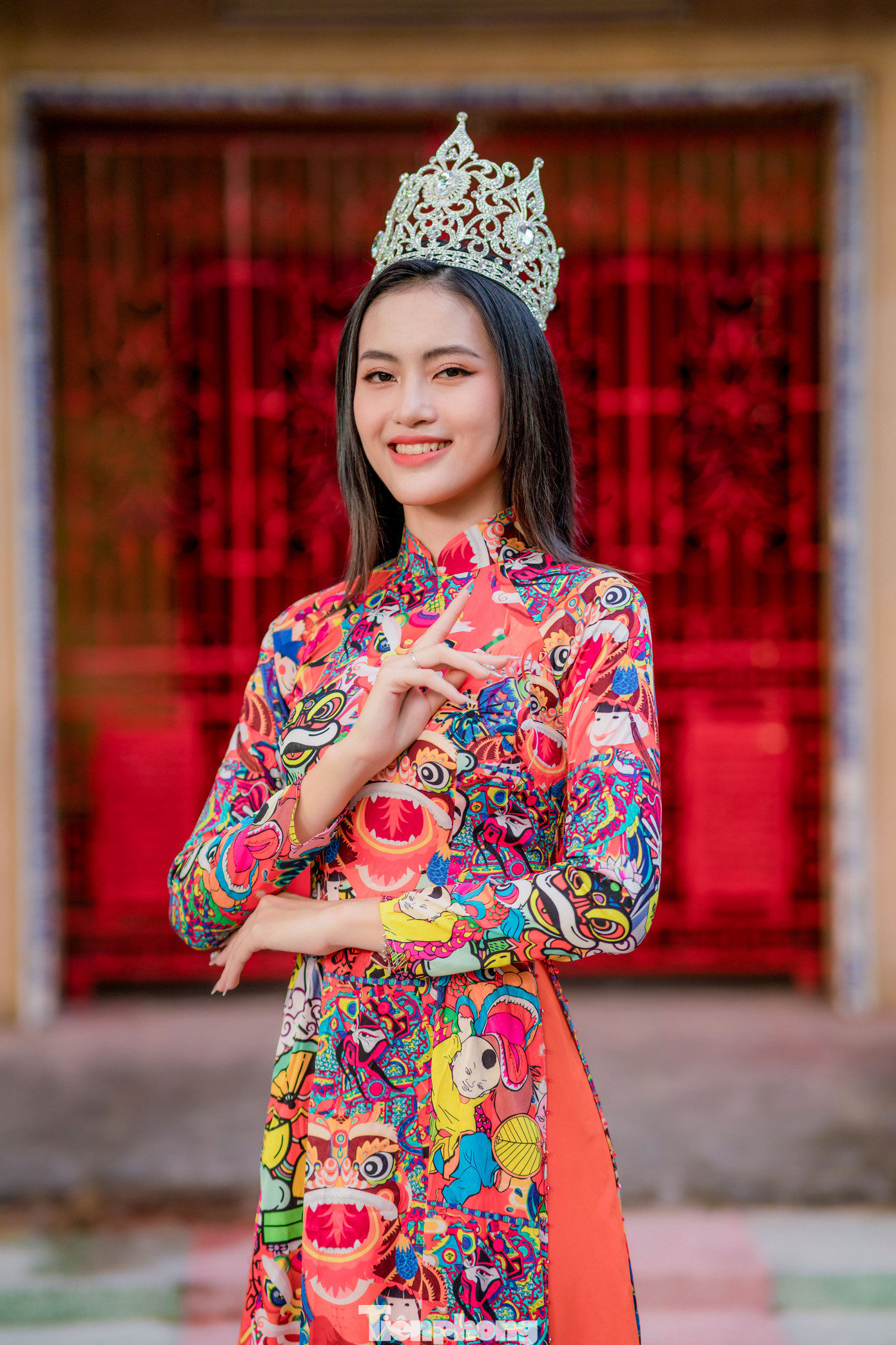 “Khi khoác lên mình tà áo dài duyên dáng xuống phố chụp ảnh bản thân em cảm thấy thêm yêu và tự hào với trang phục truyền thống của dân tộc mình, một trang phục mà không lẫn với bất cứ trang phục của quốc gia nào khác trên thế giới”, Hoa khôi Mã Lương Thiên Nhi (trường ĐH Sư phạm Kỹ thuật TP. HCM) chia sẻ.