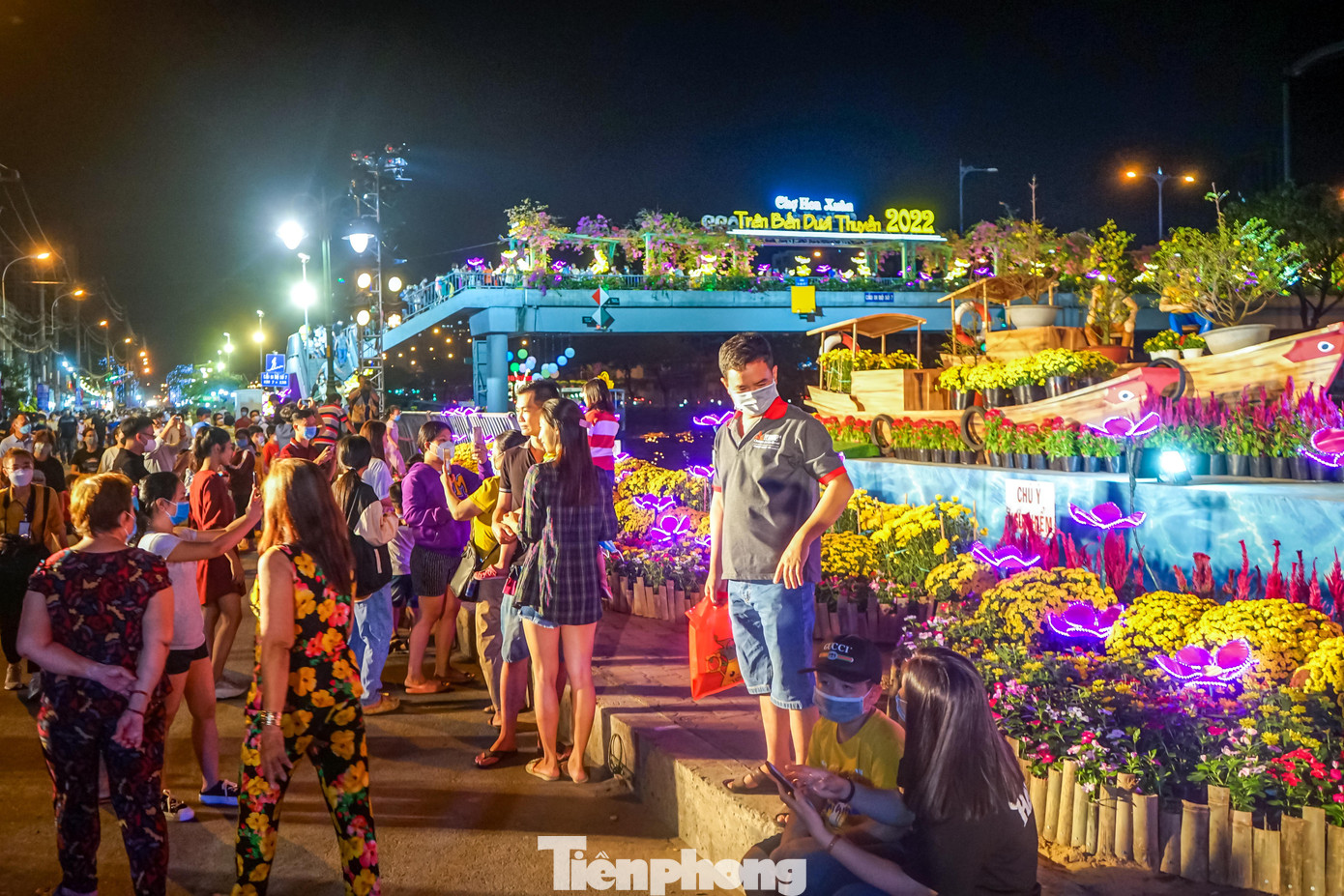 Không gian bờ sông đoạn từ đường Nguyễn Văn Của đi đến Cầu Kênh Ngang số 7 năm nay không bố trí các gian hàng buôn bán cả trên bờ và dưới sông để không gian trống với mục đích tập trung tạo điểm nhấn cho tổng thể trang trí của chợ hoa Xuân “Trên bến dưới thuyền” năm 2022. Không gian bờ sông đoạn từ đường Nguyễn Văn Của đi đến Cầu Kênh Ngang số 7 năm nay không bố trí các gian hàng buôn bán cả trên bờ và dưới sông để không gian trống với mục đích tập trung tạo điểm nhấn cho tổng thể trang trí của chợ hoa Xuân “Trên bến dưới thuyền” năm 2022.