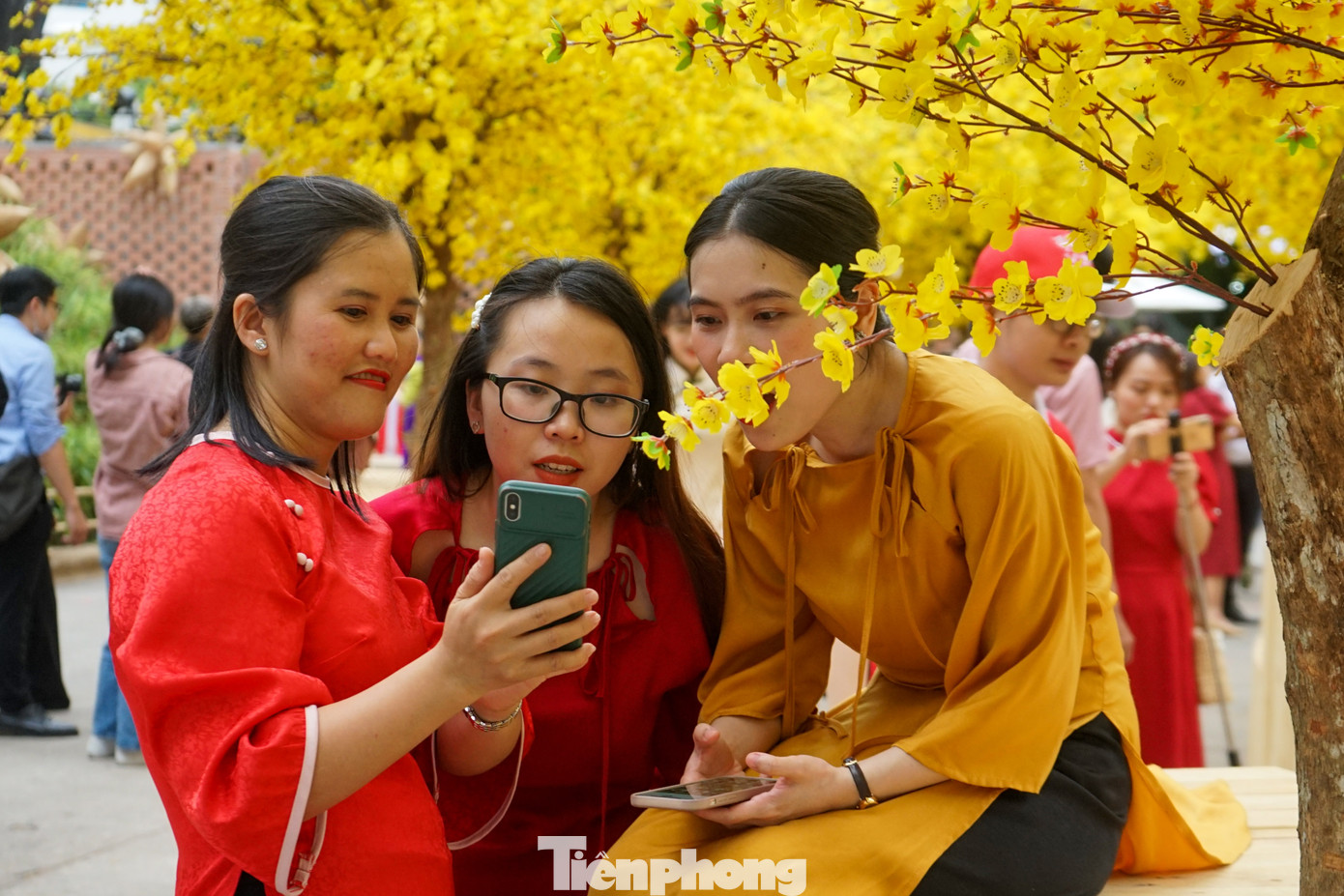 Đối với người dân TPHCM và khách du lịch, Phố ông đồ Nhà văn hóa Thanh niên là điểm đến không thể bỏ qua vào mỗi dịp Tết Nguyên Đán