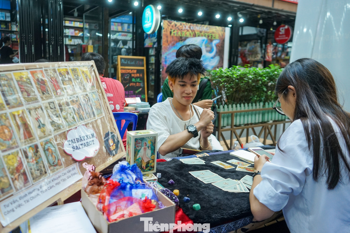 "Ngoài việc có thể mua sách giá rẻ, tôi còn muốn đi trải nghiệm thử hoạt động xem bói bài tarot vì nghe nói rằng hoạt động này hiện đang có giá rất rẻ", chị Hồ Trâm Anh (ngụ quận 11) chia sẻ. "Ngoài việc có thể mua sách giá rẻ, tôi còn muốn đi trải nghiệm thử hoạt động xem bói bài tarot vì nghe nói rằng hoạt động này hiện đang có giá rất rẻ", chị Hồ Trâm Anh (ngụ quận 11) chia sẻ.