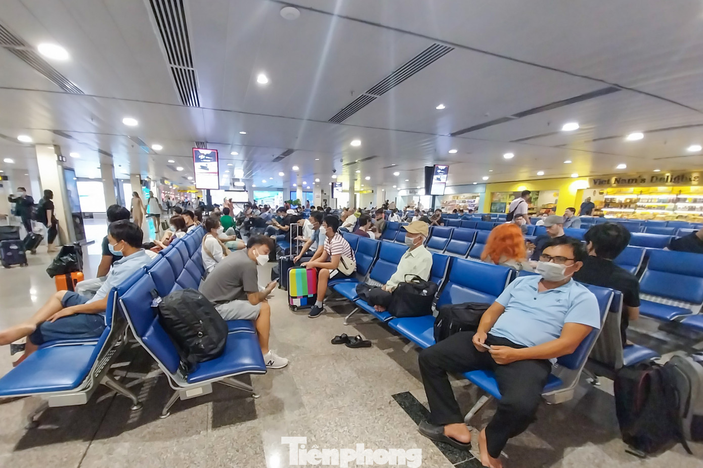 Phía bên trong khu vực nhà chờ lên máy bay, hầu hết nhiều chỗ ngồi tại đây đều có người mang lỉnh kỉnh hành lý ngồi chờ tới giờ ra cửa khởi hành. Thế nhưng theo quan sát của phóng viên Tiền Phong tại khu vực sảnh chờ từ cửa số 1 đến cửa số 9 vẫn còn nhiều ghế trống.