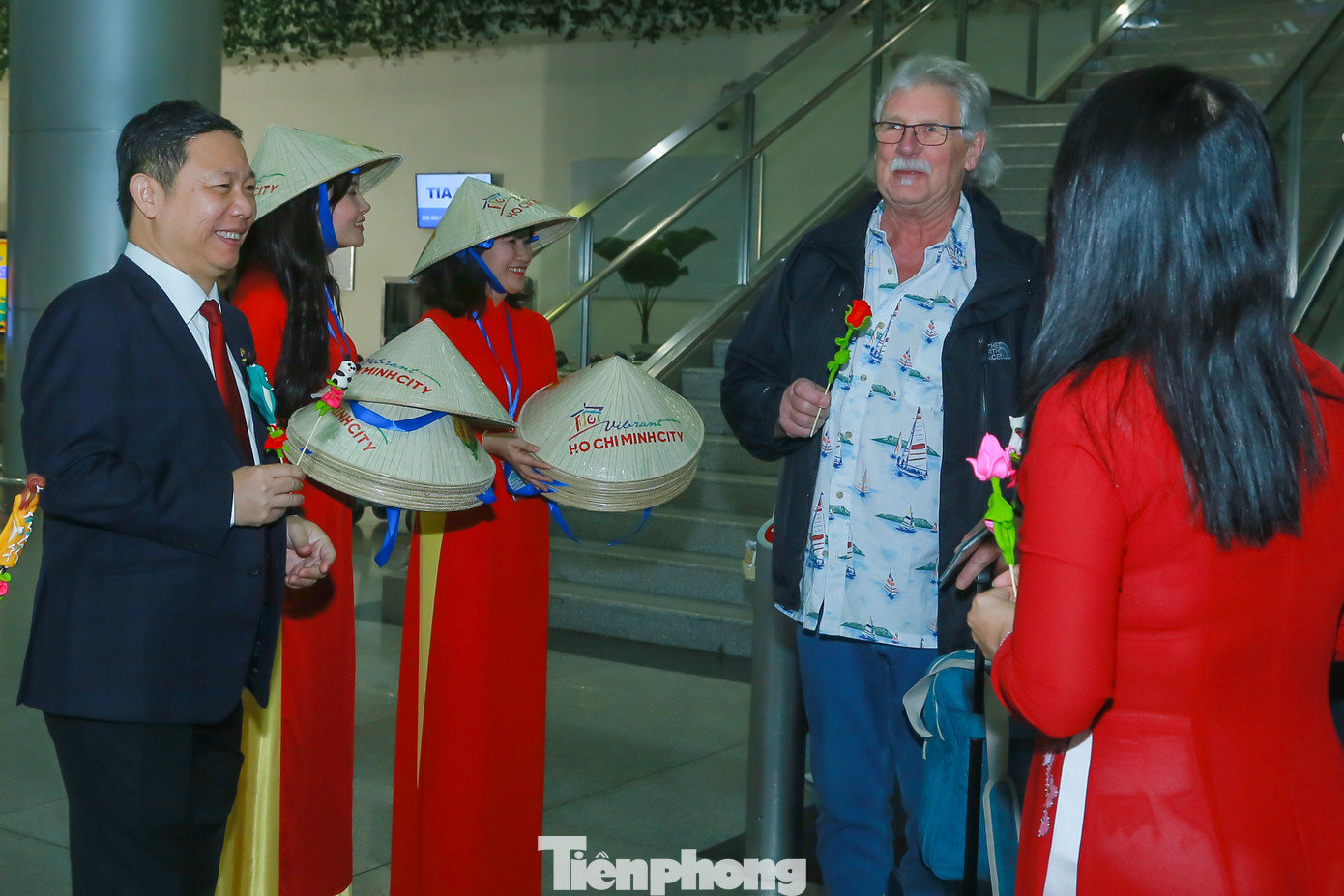 “Đây là đầu tôi đặt chân đến TPHCM, tôi thấy con người nơi đây mến khách. Vừa xuống máy bay, tôi đã được chào đón một cách nồng nhiệt. Hy vọng những ngày du lịch sắp tới tại thành phố của các bạn, tôi có nhiều trải nghiệm thú vị”, anh Florian Deichman (du khách đến từ Đức) chia sẻ. “Đây là đầu tôi đặt chân đến TPHCM, tôi thấy con người nơi đây mến khách. Vừa xuống máy bay, tôi đã được chào đón một cách nồng nhiệt. Hy vọng những ngày du lịch sắp tới tại thành phố của các bạn, tôi có nhiều trải nghiệm thú vị”, anh Florian Deichman (du khách đến từ Đức) chia sẻ.