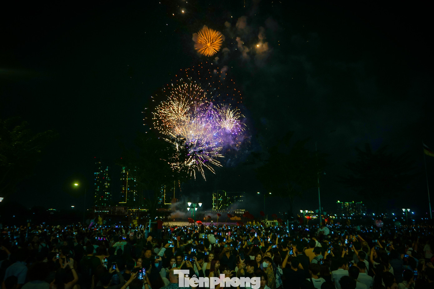 Đúng 0h ngày 1/1/2023, sau màn đếm ngược tại sân khấu Countdown, những quả pháo hoa bắt đầu được bắn rực sáng trên bầu trời TPHCM khiến nhiều người vui mừng.