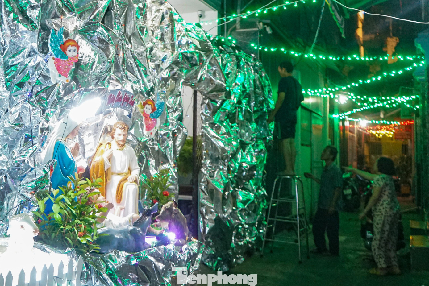 Ngoài những hang đá lớn được dựng lên trong khuôn viên các nhà thờ, trong các con hẻm dọc hai bên đường, người dân cũng tự góp kinh phí để dựng hang đá, tiểu cảnh trước cửa nhà. Ngoài những hang đá lớn được dựng lên trong khuôn viên các nhà thờ, trong các con hẻm dọc hai bên đường, người dân cũng tự góp kinh phí để dựng hang đá, tiểu cảnh trước cửa nhà.