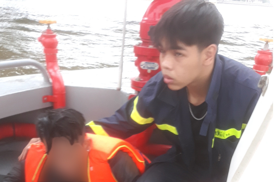 Nam thanh niên được đưa lên ca nô an toàn.