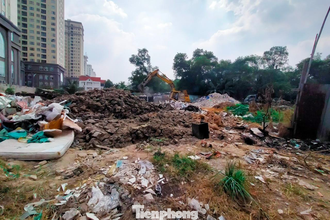 Bên trong bãi rác phía sau chung cư Mia Saigon Bên trong bãi rác phía sau chung cư Mia Saigon