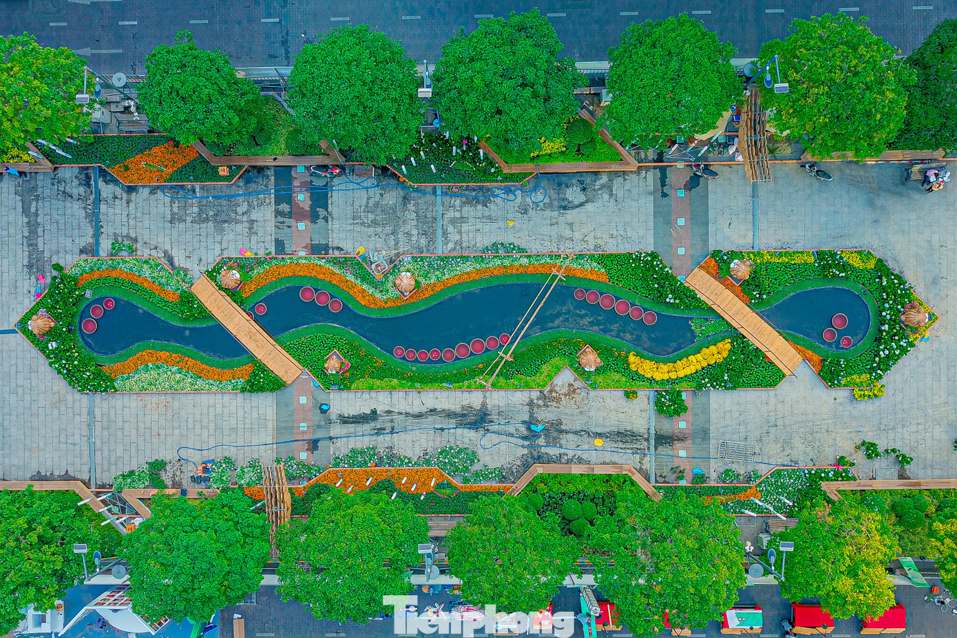 Khác với các năm trước, năm nay với chiều dài hơn 600m, đường hoa Nguyễn Huệ Tết 2022 sử dụng nhiều chất liệu thân thiện với môi trường và có thể tái sử dụng như kim loại, xốp, mây, tre, nứa, gạch, lưới, dây đan… cùng khoảng 80 loại hoa, gần 97.000 chậu, giỏ hoa các loại.