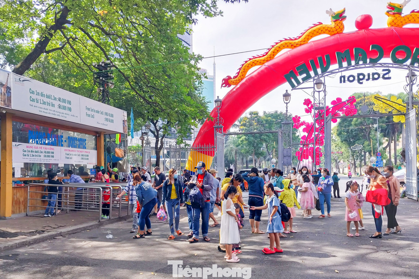 Theo ghi nhận của Tiền Phong, từ đầu giờ chiều mùng 2 Tết, Thảo Cầm viên Sài Gòn đã nườm nượp du khách đến tham quan, vui chơi giải trí