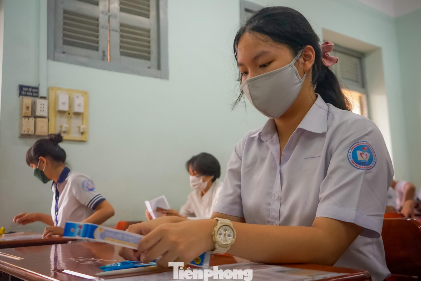 Thí sinh lo lắng trước giờ phát đề thi môn toán Thí sinh lo lắng trước giờ phát đề thi môn toán