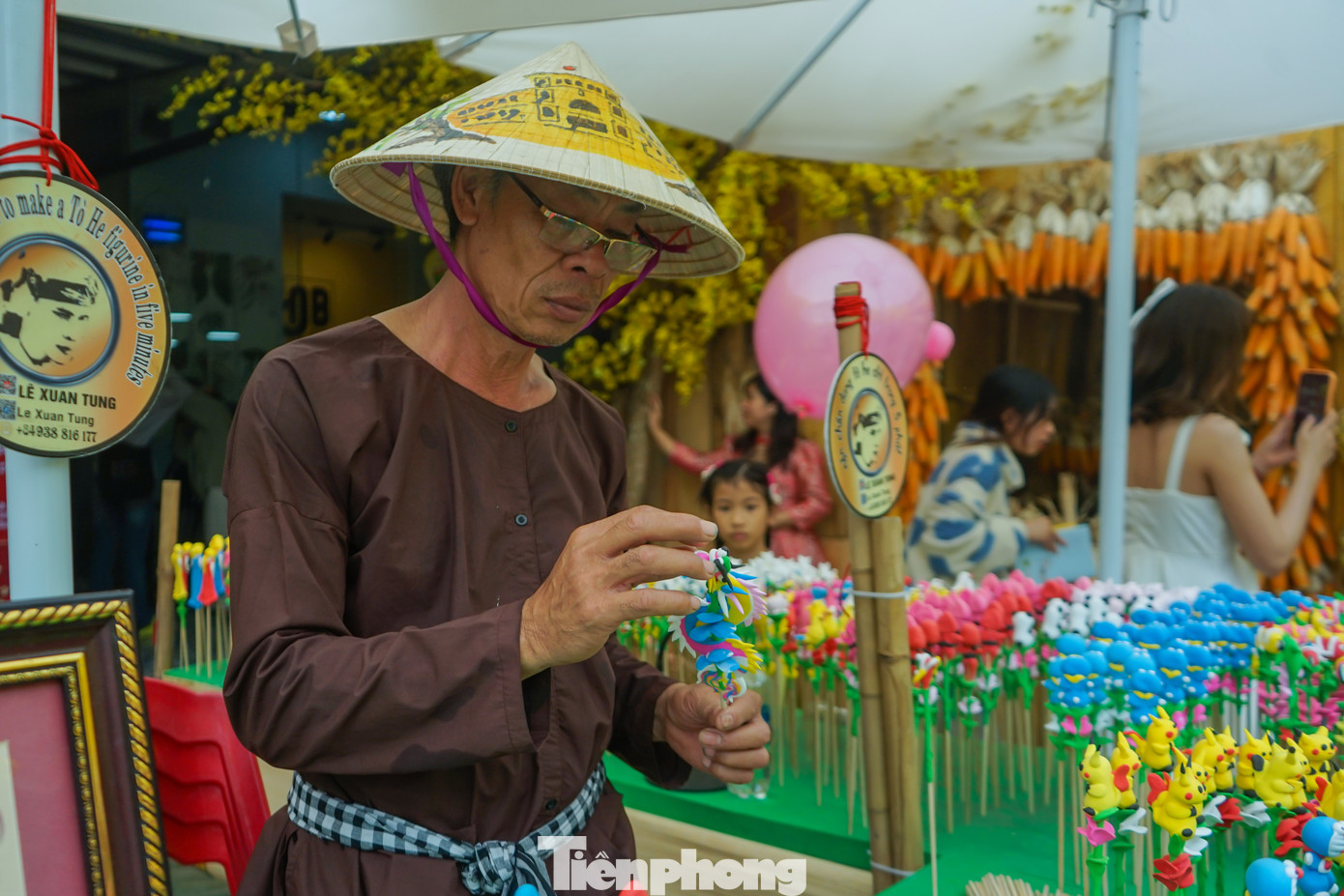 Nghệ nhân Lê Xuân Tung nặn hình con rồng tặng du khách chụp hình tại Phố ông đồ. Nghệ nhân Lê Xuân Tung nặn hình con rồng tặng du khách chụp hình tại Phố ông đồ.