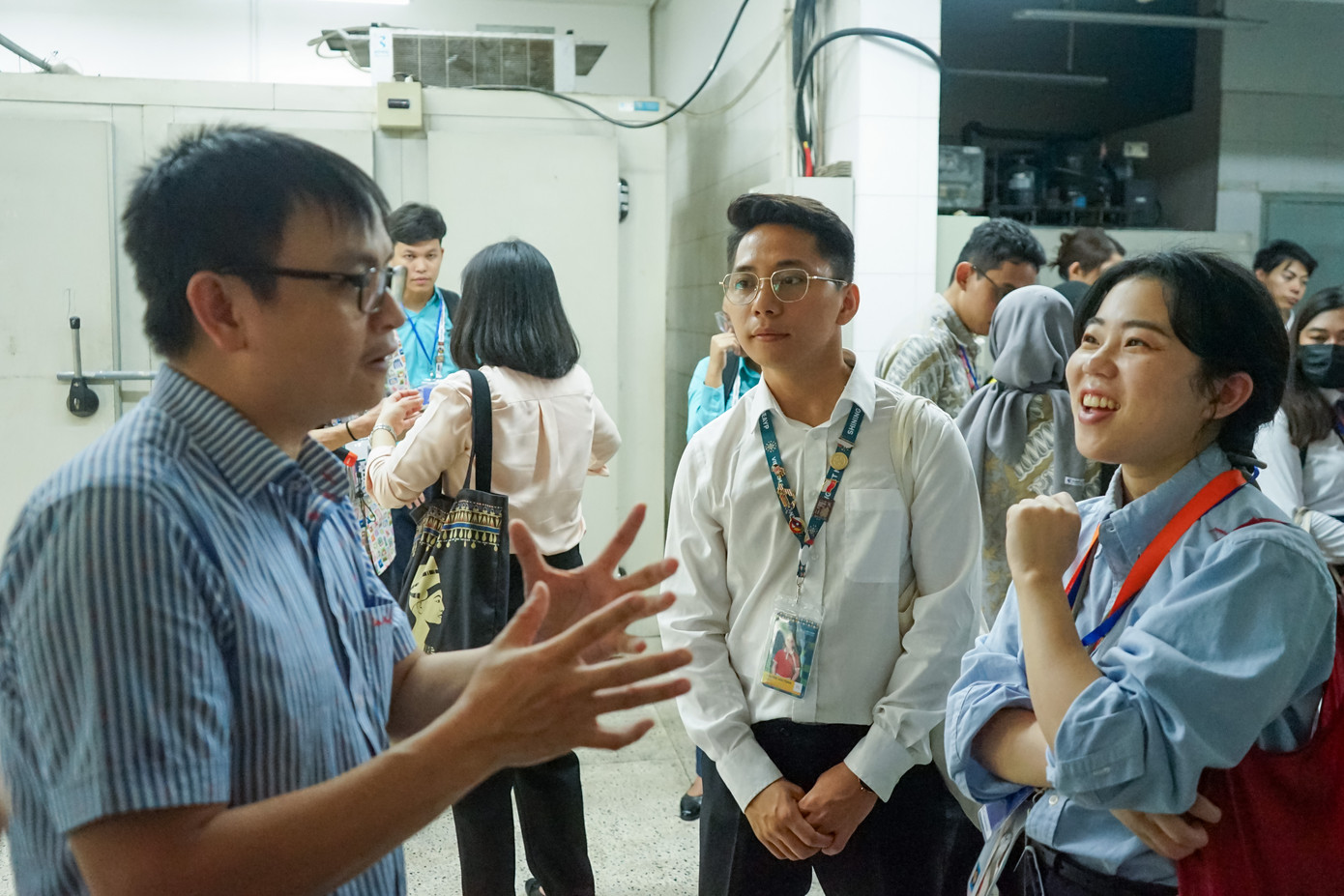 "Khi nghe nói đến thi hài, tôi cảm thấy rất sợ nhưng khi có các bạn Việt Nam và thầy cô giải thích, tôi thấy đây là việc có ý nghĩa", một đại biểu đoàn Nhật Bản chia sẻ.