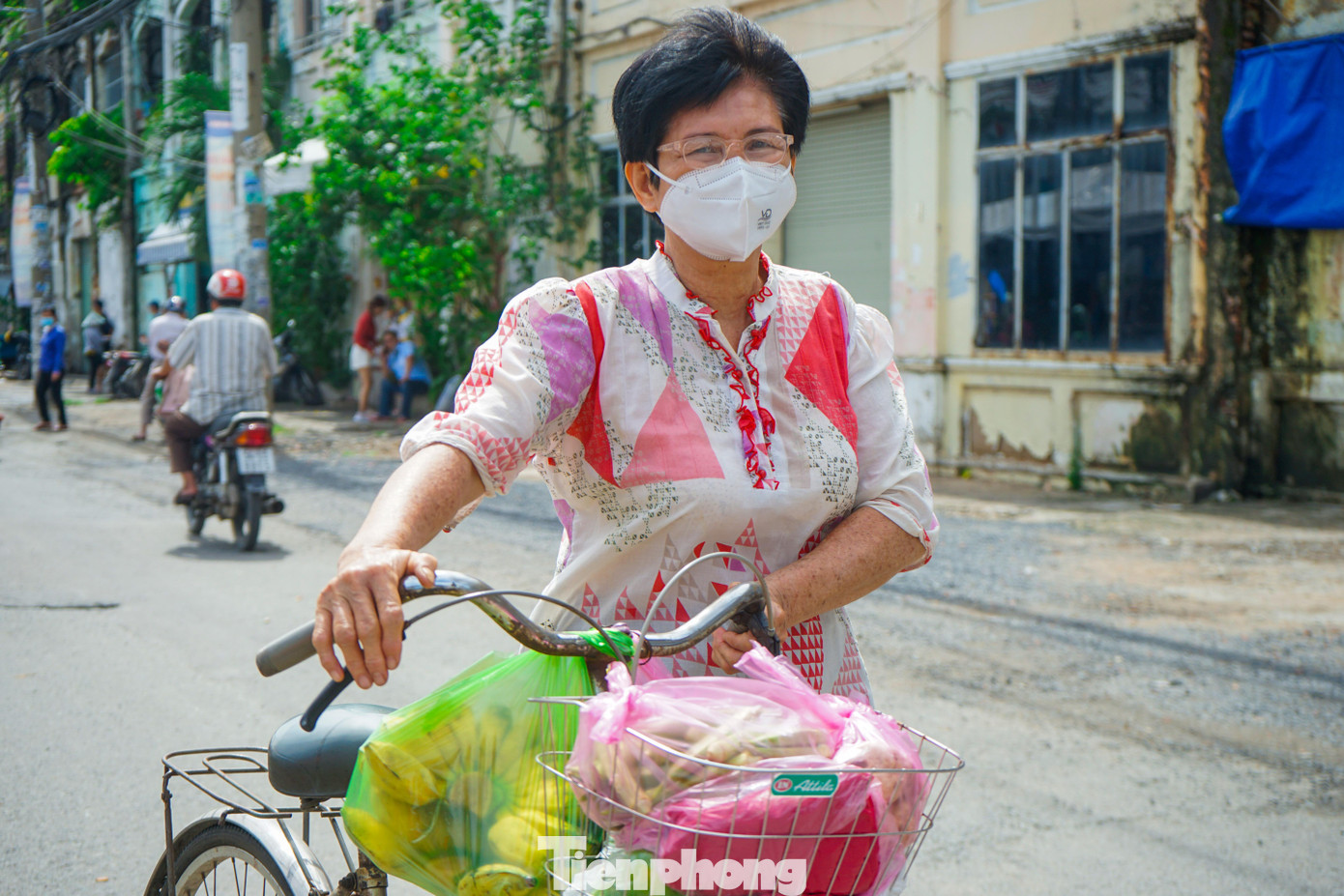 “Tôi thấy trái cây được bày bán tại đây rất rẻ, chỉ cần bỏ ra 50.000 đồng là tôi đã mua được rất nhiều. Trái cây rất to và tươi ngon nên tôi mua về một ít dành tặng cho bạn bè trong xóm ăn cho vui”, bà Trần Thị Tám (ngụ quận 4) chia sẻ.