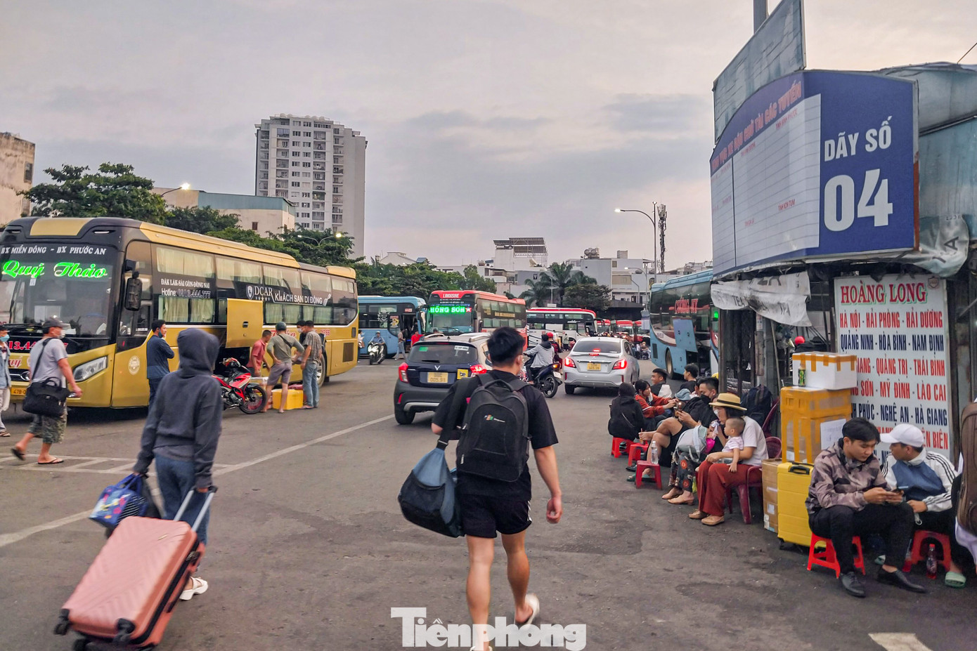 Ông Tạ Chương Chín (Phó Tổng Giám đốc bến xe Miền Đông) cho biết: Lượng khách qua bến xe trong những ngày cận Tết tăng cao. Hôm 17/1 có khoảng 7.000 lượt khách qua bến, tăng khoảng 150%.