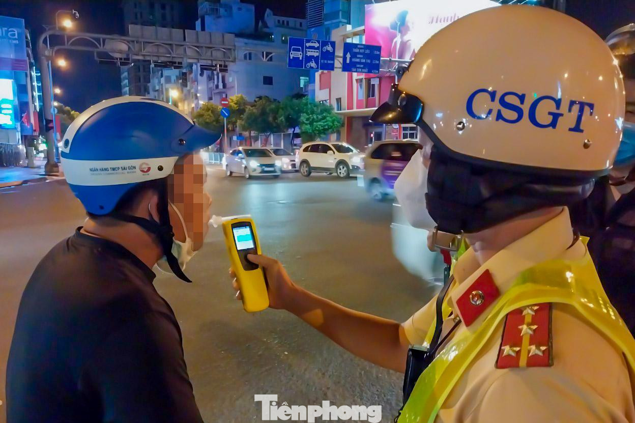 CSGT dùng máy đo định lượng kiểm tra nồng độ cồn