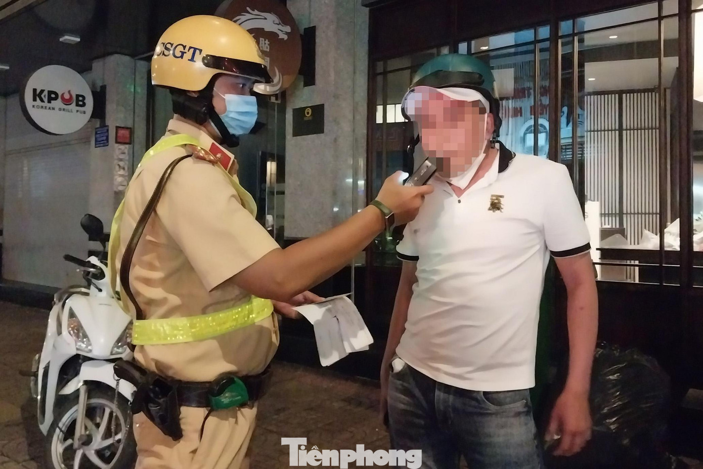 Tiếp tục lên đường tuần tra đến giao lộ Nguyễn Tri Phương - Hùng Vương (quận 5) thì tổ công tác tiếp tục phát hiện anh T.N.T (ngụ quận 10) đang điều khiển xe máy, có dấu hiệu sử dụng rượu bia và không đội mũ bảo hiểm nên đã dừng phương tiện đo nồng độ cồn.